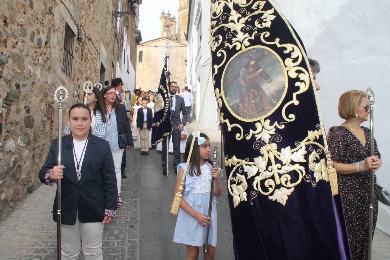 Jerez de los Caballeros celebró ayer la festividad del Corpus Christi en medio de un ambiente de solemnidad y convivencia del que fueron partícipes cientos de personas.La iglesia visigoda de Santa María de la Encarnación, llena de fieles, acogió la celebración de la Eucaristía que dió paso a la procesión acompañando la Santa Custodia en el magnífico templete de la iglesia de San Miguel, sobre las andas de la Virgen de Aguasantas y portada por costaleros y costaleras de la recién Asociación creada en esta ciudad. El párroco, Antonio María Rejano, destacó la significación de esta procesión, lamás grande, dijo, «porque Jesús sale a nuestras vidas, a nuestro encuentro y nosotros le acompañamos». Al término de la misa, incidió en el agradecimiento a todas las personas que han participado para hacer posible su desarrollo, trabajando desde la jornada del sábado en la elaboración de las preciosas alfombras de sal teñida de colores, que lucieron en las calles del centro de Jerez. El agradecimiento fue especial para los padres y madres de los niños y niñas que han hecho la Primera Comunión, para éstos mismos, también para catequistas, Cofradías y Hermandades, la Asociación del costaleros y costaleras de la Semana Santa de Jerez de los Caballeros, Ayuntamiento, Policía Local, grupos y personas de la parroquia.Autoridades civiles en representación del Ayuntamiento, Policía Local y Guardia Civil, acompañaron el desarrollo de la procesión junto a representantes de todas las cofradías y hermandades jerezanas y el protagonismo de los más de 80 niños y niñas que este año han celebrado su Primera Comunión.  A lo largo de todo el recorrido se instalaron distintos altares, también con la colaboración de vecinos y centros como la Residencia de Mayores Hernando de Soto. Los magníficos sones de la Agrupación Musical 'Nuestro Padre Jesús Nazareno' coronaron esta hermosa procesión.