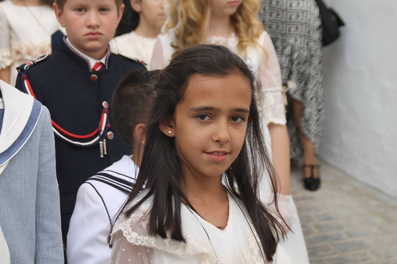 Jerez de los Caballeros celebró ayer la festividad del Corpus Christi en medio de un ambiente de solemnidad y convivencia del que fueron partícipes cientos de personas.La iglesia visigoda de Santa María de la Encarnación, llena de fieles, acogió la celebración de la Eucaristía que dió paso a la procesión acompañando la Santa Custodia en el magnífico templete de la iglesia de San Miguel, sobre las andas de la Virgen de Aguasantas y portada por costaleros y costaleras de la recién Asociación creada en esta ciudad. El párroco, Antonio María Rejano, destacó la significación de esta procesión, lamás grande, dijo, «porque Jesús sale a nuestras vidas, a nuestro encuentro y nosotros le acompañamos». Al término de la misa, incidió en el agradecimiento a todas las personas que han participado para hacer posible su desarrollo, trabajando desde la jornada del sábado en la elaboración de las preciosas alfombras de sal teñida de colores, que lucieron en las calles del centro de Jerez. El agradecimiento fue especial para los padres y madres de los niños y niñas que han hecho la Primera Comunión, para éstos mismos, también para catequistas, Cofradías y Hermandades, la Asociación del costaleros y costaleras de la Semana Santa de Jerez de los Caballeros, Ayuntamiento, Policía Local, grupos y personas de la parroquia.Autoridades civiles en representación del Ayuntamiento, Policía Local y Guardia Civil, acompañaron el desarrollo de la procesión junto a representantes de todas las cofradías y hermandades jerezanas y el protagonismo de los más de 80 niños y niñas que este año han celebrado su Primera Comunión.  A lo largo de todo el recorrido se instalaron distintos altares, también con la colaboración de vecinos y centros como la Residencia de Mayores Hernando de Soto. Los magníficos sones de la Agrupación Musical 'Nuestro Padre Jesús Nazareno' coronaron esta hermosa procesión.