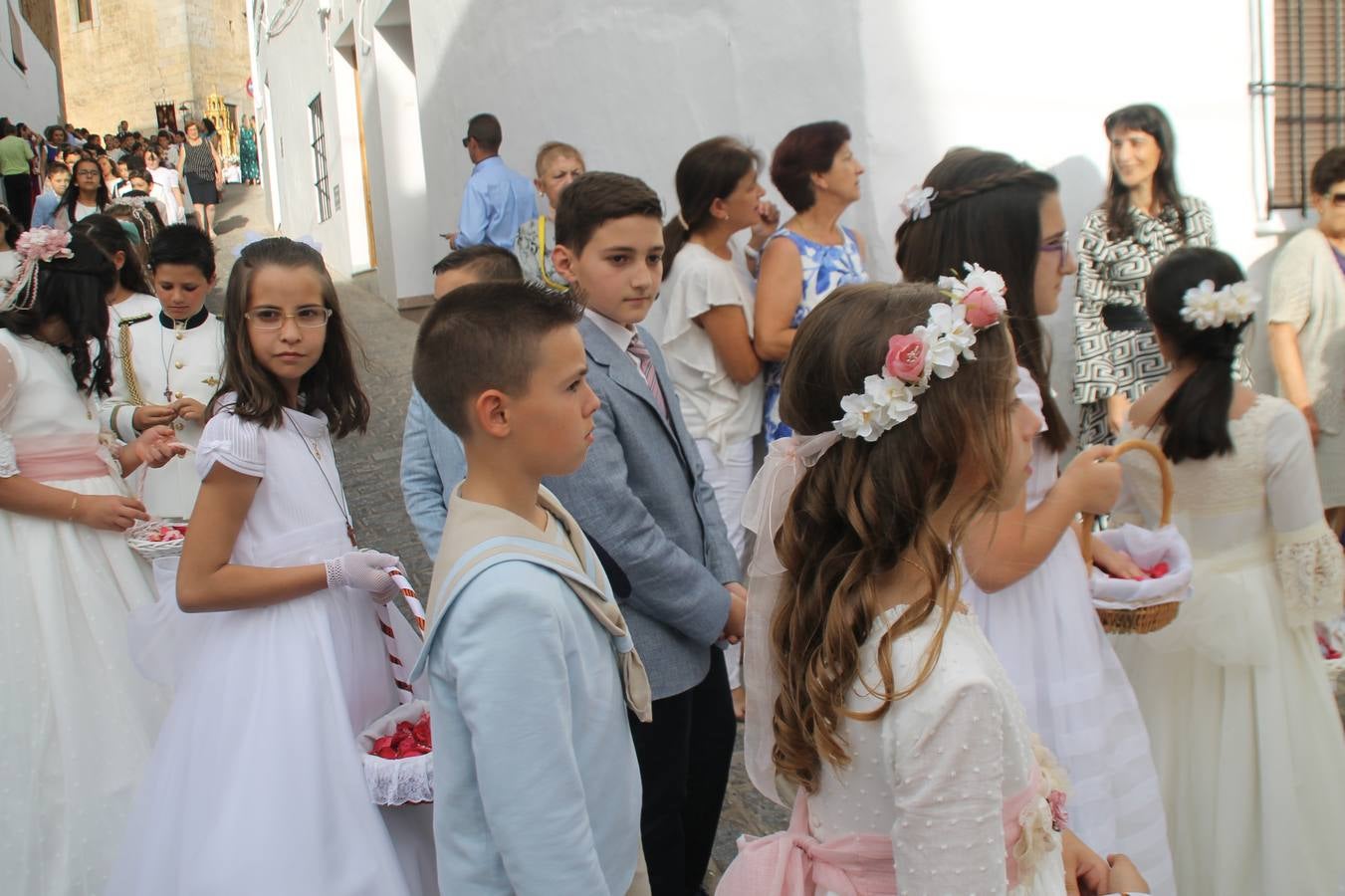 Jerez de los Caballeros celebró ayer la festividad del Corpus Christi en medio de un ambiente de solemnidad y convivencia del que fueron partícipes cientos de personas.La iglesia visigoda de Santa María de la Encarnación, llena de fieles, acogió la celebración de la Eucaristía que dió paso a la procesión acompañando la Santa Custodia en el magnífico templete de la iglesia de San Miguel, sobre las andas de la Virgen de Aguasantas y portada por costaleros y costaleras de la recién Asociación creada en esta ciudad. El párroco, Antonio María Rejano, destacó la significación de esta procesión, lamás grande, dijo, «porque Jesús sale a nuestras vidas, a nuestro encuentro y nosotros le acompañamos». Al término de la misa, incidió en el agradecimiento a todas las personas que han participado para hacer posible su desarrollo, trabajando desde la jornada del sábado en la elaboración de las preciosas alfombras de sal teñida de colores, que lucieron en las calles del centro de Jerez. El agradecimiento fue especial para los padres y madres de los niños y niñas que han hecho la Primera Comunión, para éstos mismos, también para catequistas, Cofradías y Hermandades, la Asociación del costaleros y costaleras de la Semana Santa de Jerez de los Caballeros, Ayuntamiento, Policía Local, grupos y personas de la parroquia.Autoridades civiles en representación del Ayuntamiento, Policía Local y Guardia Civil, acompañaron el desarrollo de la procesión junto a representantes de todas las cofradías y hermandades jerezanas y el protagonismo de los más de 80 niños y niñas que este año han celebrado su Primera Comunión.  A lo largo de todo el recorrido se instalaron distintos altares, también con la colaboración de vecinos y centros como la Residencia de Mayores Hernando de Soto. Los magníficos sones de la Agrupación Musical 'Nuestro Padre Jesús Nazareno' coronaron esta hermosa procesión.