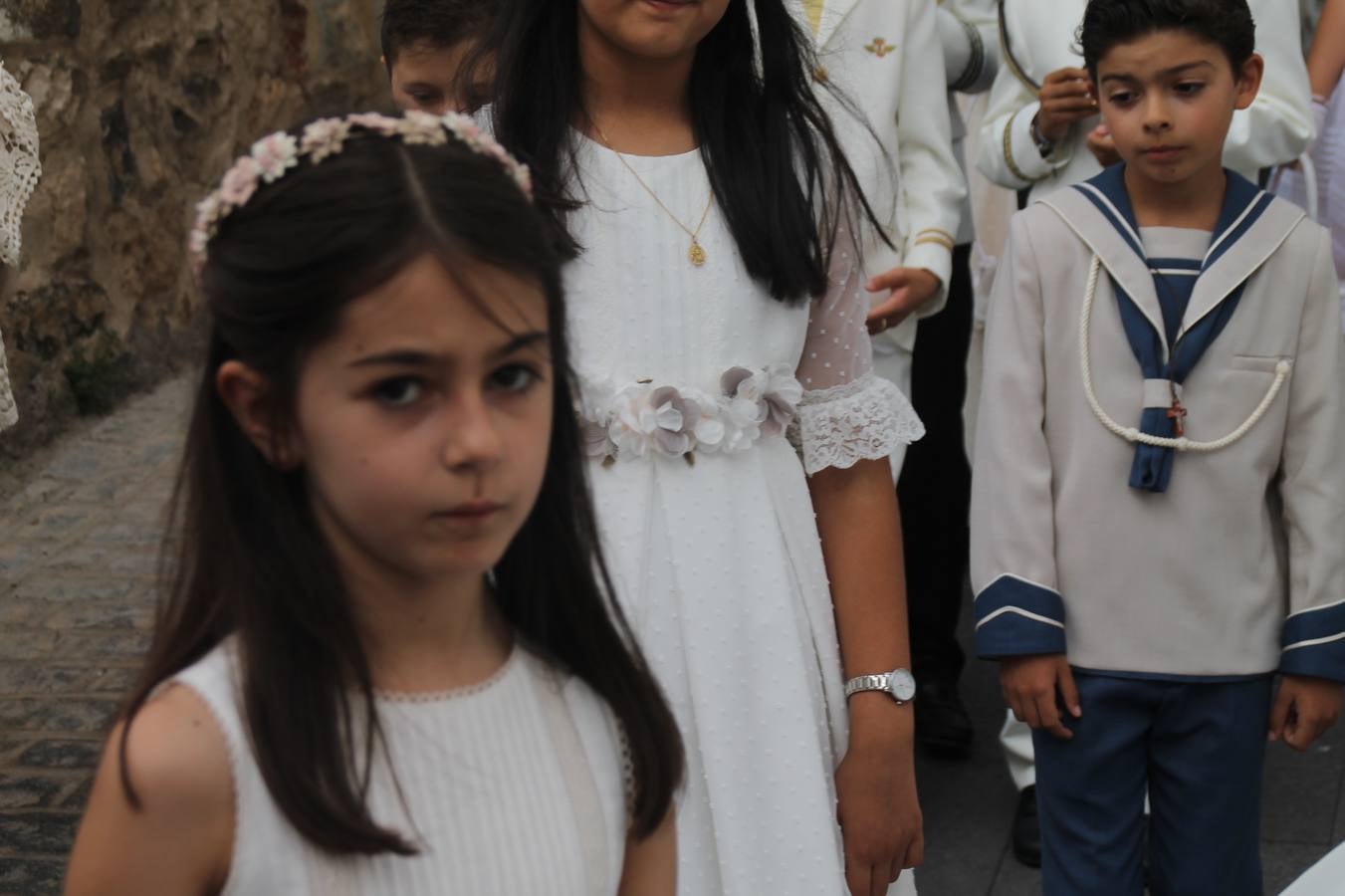 Jerez de los Caballeros celebró ayer la festividad del Corpus Christi en medio de un ambiente de solemnidad y convivencia del que fueron partícipes cientos de personas.La iglesia visigoda de Santa María de la Encarnación, llena de fieles, acogió la celebración de la Eucaristía que dió paso a la procesión acompañando la Santa Custodia en el magnífico templete de la iglesia de San Miguel, sobre las andas de la Virgen de Aguasantas y portada por costaleros y costaleras de la recién Asociación creada en esta ciudad. El párroco, Antonio María Rejano, destacó la significación de esta procesión, lamás grande, dijo, «porque Jesús sale a nuestras vidas, a nuestro encuentro y nosotros le acompañamos». Al término de la misa, incidió en el agradecimiento a todas las personas que han participado para hacer posible su desarrollo, trabajando desde la jornada del sábado en la elaboración de las preciosas alfombras de sal teñida de colores, que lucieron en las calles del centro de Jerez. El agradecimiento fue especial para los padres y madres de los niños y niñas que han hecho la Primera Comunión, para éstos mismos, también para catequistas, Cofradías y Hermandades, la Asociación del costaleros y costaleras de la Semana Santa de Jerez de los Caballeros, Ayuntamiento, Policía Local, grupos y personas de la parroquia.Autoridades civiles en representación del Ayuntamiento, Policía Local y Guardia Civil, acompañaron el desarrollo de la procesión junto a representantes de todas las cofradías y hermandades jerezanas y el protagonismo de los más de 80 niños y niñas que este año han celebrado su Primera Comunión.  A lo largo de todo el recorrido se instalaron distintos altares, también con la colaboración de vecinos y centros como la Residencia de Mayores Hernando de Soto. Los magníficos sones de la Agrupación Musical 'Nuestro Padre Jesús Nazareno' coronaron esta hermosa procesión.