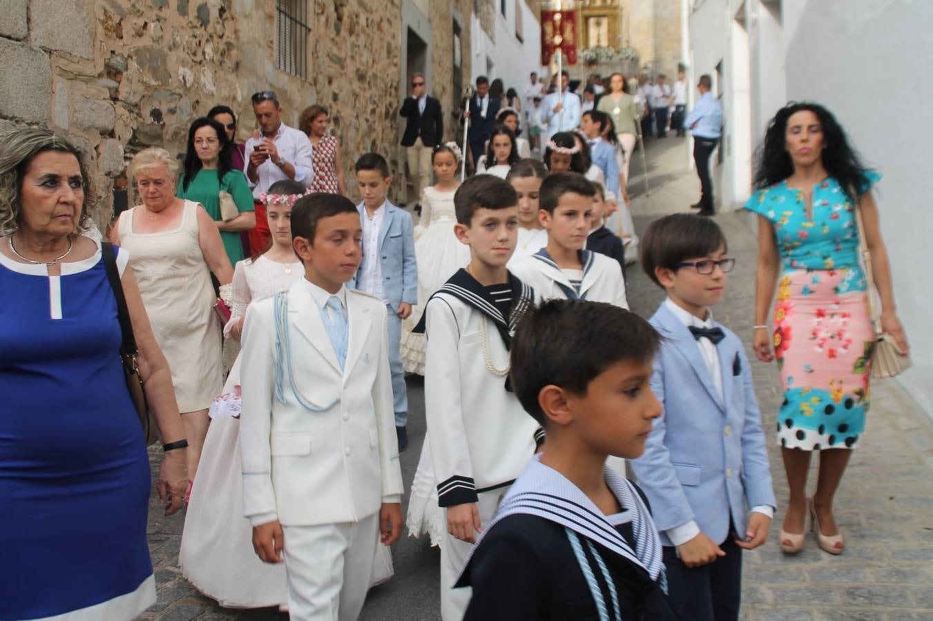 Jerez de los Caballeros celebró ayer la festividad del Corpus Christi en medio de un ambiente de solemnidad y convivencia del que fueron partícipes cientos de personas.La iglesia visigoda de Santa María de la Encarnación, llena de fieles, acogió la celebración de la Eucaristía que dió paso a la procesión acompañando la Santa Custodia en el magnífico templete de la iglesia de San Miguel, sobre las andas de la Virgen de Aguasantas y portada por costaleros y costaleras de la recién Asociación creada en esta ciudad. El párroco, Antonio María Rejano, destacó la significación de esta procesión, lamás grande, dijo, «porque Jesús sale a nuestras vidas, a nuestro encuentro y nosotros le acompañamos». Al término de la misa, incidió en el agradecimiento a todas las personas que han participado para hacer posible su desarrollo, trabajando desde la jornada del sábado en la elaboración de las preciosas alfombras de sal teñida de colores, que lucieron en las calles del centro de Jerez. El agradecimiento fue especial para los padres y madres de los niños y niñas que han hecho la Primera Comunión, para éstos mismos, también para catequistas, Cofradías y Hermandades, la Asociación del costaleros y costaleras de la Semana Santa de Jerez de los Caballeros, Ayuntamiento, Policía Local, grupos y personas de la parroquia.Autoridades civiles en representación del Ayuntamiento, Policía Local y Guardia Civil, acompañaron el desarrollo de la procesión junto a representantes de todas las cofradías y hermandades jerezanas y el protagonismo de los más de 80 niños y niñas que este año han celebrado su Primera Comunión.  A lo largo de todo el recorrido se instalaron distintos altares, también con la colaboración de vecinos y centros como la Residencia de Mayores Hernando de Soto. Los magníficos sones de la Agrupación Musical 'Nuestro Padre Jesús Nazareno' coronaron esta hermosa procesión.