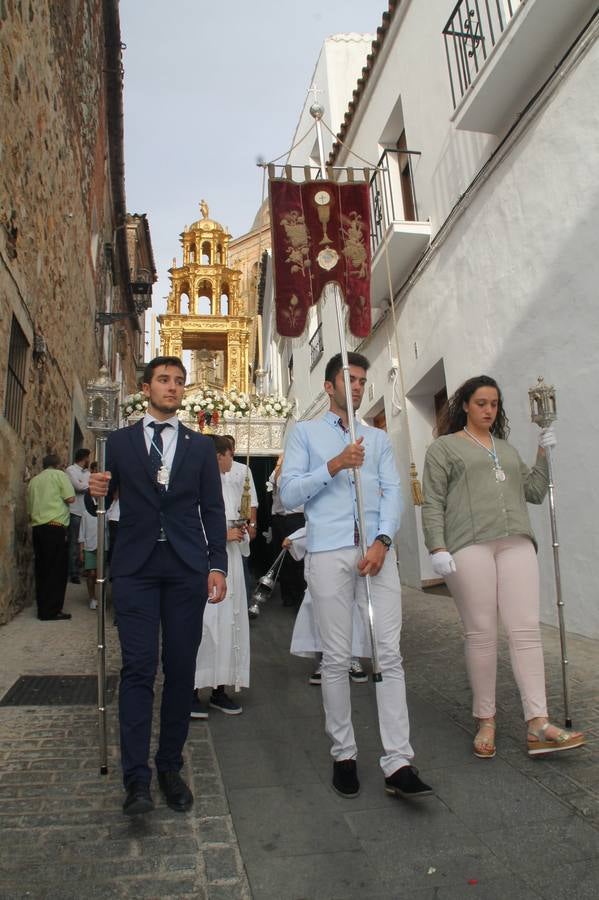 Jerez de los Caballeros celebró ayer la festividad del Corpus Christi en medio de un ambiente de solemnidad y convivencia del que fueron partícipes cientos de personas.La iglesia visigoda de Santa María de la Encarnación, llena de fieles, acogió la celebración de la Eucaristía que dió paso a la procesión acompañando la Santa Custodia en el magnífico templete de la iglesia de San Miguel, sobre las andas de la Virgen de Aguasantas y portada por costaleros y costaleras de la recién Asociación creada en esta ciudad. El párroco, Antonio María Rejano, destacó la significación de esta procesión, lamás grande, dijo, «porque Jesús sale a nuestras vidas, a nuestro encuentro y nosotros le acompañamos». Al término de la misa, incidió en el agradecimiento a todas las personas que han participado para hacer posible su desarrollo, trabajando desde la jornada del sábado en la elaboración de las preciosas alfombras de sal teñida de colores, que lucieron en las calles del centro de Jerez. El agradecimiento fue especial para los padres y madres de los niños y niñas que han hecho la Primera Comunión, para éstos mismos, también para catequistas, Cofradías y Hermandades, la Asociación del costaleros y costaleras de la Semana Santa de Jerez de los Caballeros, Ayuntamiento, Policía Local, grupos y personas de la parroquia.Autoridades civiles en representación del Ayuntamiento, Policía Local y Guardia Civil, acompañaron el desarrollo de la procesión junto a representantes de todas las cofradías y hermandades jerezanas y el protagonismo de los más de 80 niños y niñas que este año han celebrado su Primera Comunión.  A lo largo de todo el recorrido se instalaron distintos altares, también con la colaboración de vecinos y centros como la Residencia de Mayores Hernando de Soto. Los magníficos sones de la Agrupación Musical 'Nuestro Padre Jesús Nazareno' coronaron esta hermosa procesión.