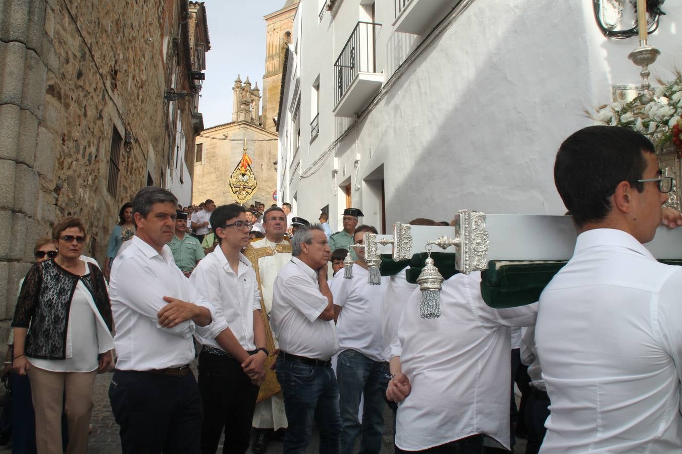 Jerez de los Caballeros celebró ayer la festividad del Corpus Christi en medio de un ambiente de solemnidad y convivencia del que fueron partícipes cientos de personas.La iglesia visigoda de Santa María de la Encarnación, llena de fieles, acogió la celebración de la Eucaristía que dió paso a la procesión acompañando la Santa Custodia en el magnífico templete de la iglesia de San Miguel, sobre las andas de la Virgen de Aguasantas y portada por costaleros y costaleras de la recién Asociación creada en esta ciudad. El párroco, Antonio María Rejano, destacó la significación de esta procesión, lamás grande, dijo, «porque Jesús sale a nuestras vidas, a nuestro encuentro y nosotros le acompañamos». Al término de la misa, incidió en el agradecimiento a todas las personas que han participado para hacer posible su desarrollo, trabajando desde la jornada del sábado en la elaboración de las preciosas alfombras de sal teñida de colores, que lucieron en las calles del centro de Jerez. El agradecimiento fue especial para los padres y madres de los niños y niñas que han hecho la Primera Comunión, para éstos mismos, también para catequistas, Cofradías y Hermandades, la Asociación del costaleros y costaleras de la Semana Santa de Jerez de los Caballeros, Ayuntamiento, Policía Local, grupos y personas de la parroquia.Autoridades civiles en representación del Ayuntamiento, Policía Local y Guardia Civil, acompañaron el desarrollo de la procesión junto a representantes de todas las cofradías y hermandades jerezanas y el protagonismo de los más de 80 niños y niñas que este año han celebrado su Primera Comunión.  A lo largo de todo el recorrido se instalaron distintos altares, también con la colaboración de vecinos y centros como la Residencia de Mayores Hernando de Soto. Los magníficos sones de la Agrupación Musical 'Nuestro Padre Jesús Nazareno' coronaron esta hermosa procesión.