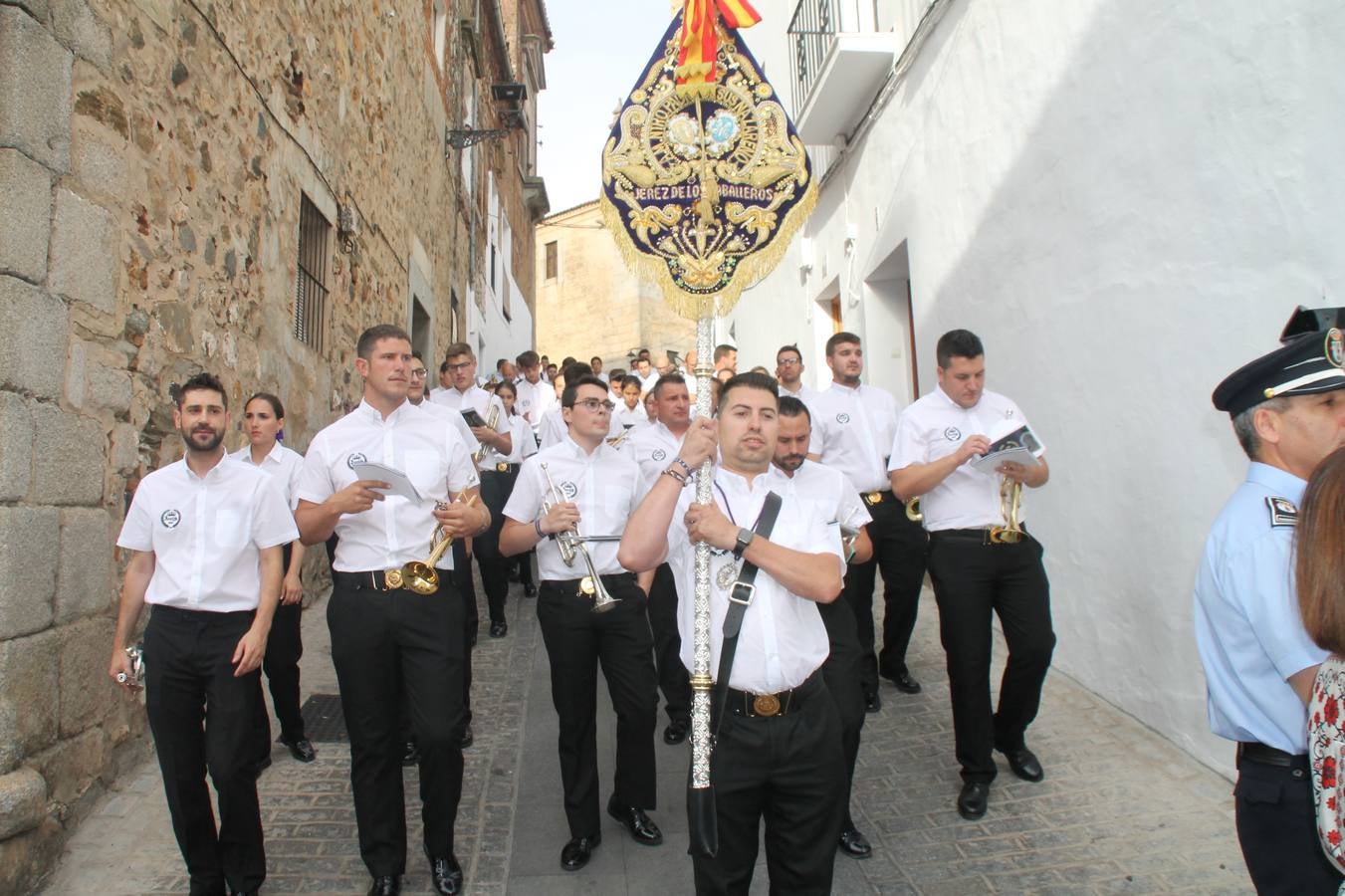 Jerez de los Caballeros celebró ayer la festividad del Corpus Christi en medio de un ambiente de solemnidad y convivencia del que fueron partícipes cientos de personas.La iglesia visigoda de Santa María de la Encarnación, llena de fieles, acogió la celebración de la Eucaristía que dió paso a la procesión acompañando la Santa Custodia en el magnífico templete de la iglesia de San Miguel, sobre las andas de la Virgen de Aguasantas y portada por costaleros y costaleras de la recién Asociación creada en esta ciudad. El párroco, Antonio María Rejano, destacó la significación de esta procesión, lamás grande, dijo, «porque Jesús sale a nuestras vidas, a nuestro encuentro y nosotros le acompañamos». Al término de la misa, incidió en el agradecimiento a todas las personas que han participado para hacer posible su desarrollo, trabajando desde la jornada del sábado en la elaboración de las preciosas alfombras de sal teñida de colores, que lucieron en las calles del centro de Jerez. El agradecimiento fue especial para los padres y madres de los niños y niñas que han hecho la Primera Comunión, para éstos mismos, también para catequistas, Cofradías y Hermandades, la Asociación del costaleros y costaleras de la Semana Santa de Jerez de los Caballeros, Ayuntamiento, Policía Local, grupos y personas de la parroquia.Autoridades civiles en representación del Ayuntamiento, Policía Local y Guardia Civil, acompañaron el desarrollo de la procesión junto a representantes de todas las cofradías y hermandades jerezanas y el protagonismo de los más de 80 niños y niñas que este año han celebrado su Primera Comunión.  A lo largo de todo el recorrido se instalaron distintos altares, también con la colaboración de vecinos y centros como la Residencia de Mayores Hernando de Soto. Los magníficos sones de la Agrupación Musical 'Nuestro Padre Jesús Nazareno' coronaron esta hermosa procesión.
