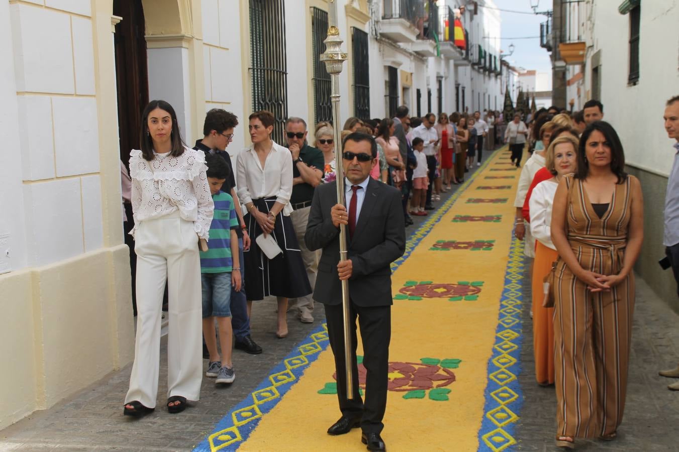 Jerez de los Caballeros celebró ayer la festividad del Corpus Christi en medio de un ambiente de solemnidad y convivencia del que fueron partícipes cientos de personas.La iglesia visigoda de Santa María de la Encarnación, llena de fieles, acogió la celebración de la Eucaristía que dió paso a la procesión acompañando la Santa Custodia en el magnífico templete de la iglesia de San Miguel, sobre las andas de la Virgen de Aguasantas y portada por costaleros y costaleras de la recién Asociación creada en esta ciudad. El párroco, Antonio María Rejano, destacó la significación de esta procesión, lamás grande, dijo, «porque Jesús sale a nuestras vidas, a nuestro encuentro y nosotros le acompañamos». Al término de la misa, incidió en el agradecimiento a todas las personas que han participado para hacer posible su desarrollo, trabajando desde la jornada del sábado en la elaboración de las preciosas alfombras de sal teñida de colores, que lucieron en las calles del centro de Jerez. El agradecimiento fue especial para los padres y madres de los niños y niñas que han hecho la Primera Comunión, para éstos mismos, también para catequistas, Cofradías y Hermandades, la Asociación del costaleros y costaleras de la Semana Santa de Jerez de los Caballeros, Ayuntamiento, Policía Local, grupos y personas de la parroquia.Autoridades civiles en representación del Ayuntamiento, Policía Local y Guardia Civil, acompañaron el desarrollo de la procesión junto a representantes de todas las cofradías y hermandades jerezanas y el protagonismo de los más de 80 niños y niñas que este año han celebrado su Primera Comunión.  A lo largo de todo el recorrido se instalaron distintos altares, también con la colaboración de vecinos y centros como la Residencia de Mayores Hernando de Soto. Los magníficos sones de la Agrupación Musical 'Nuestro Padre Jesús Nazareno' coronaron esta hermosa procesión.