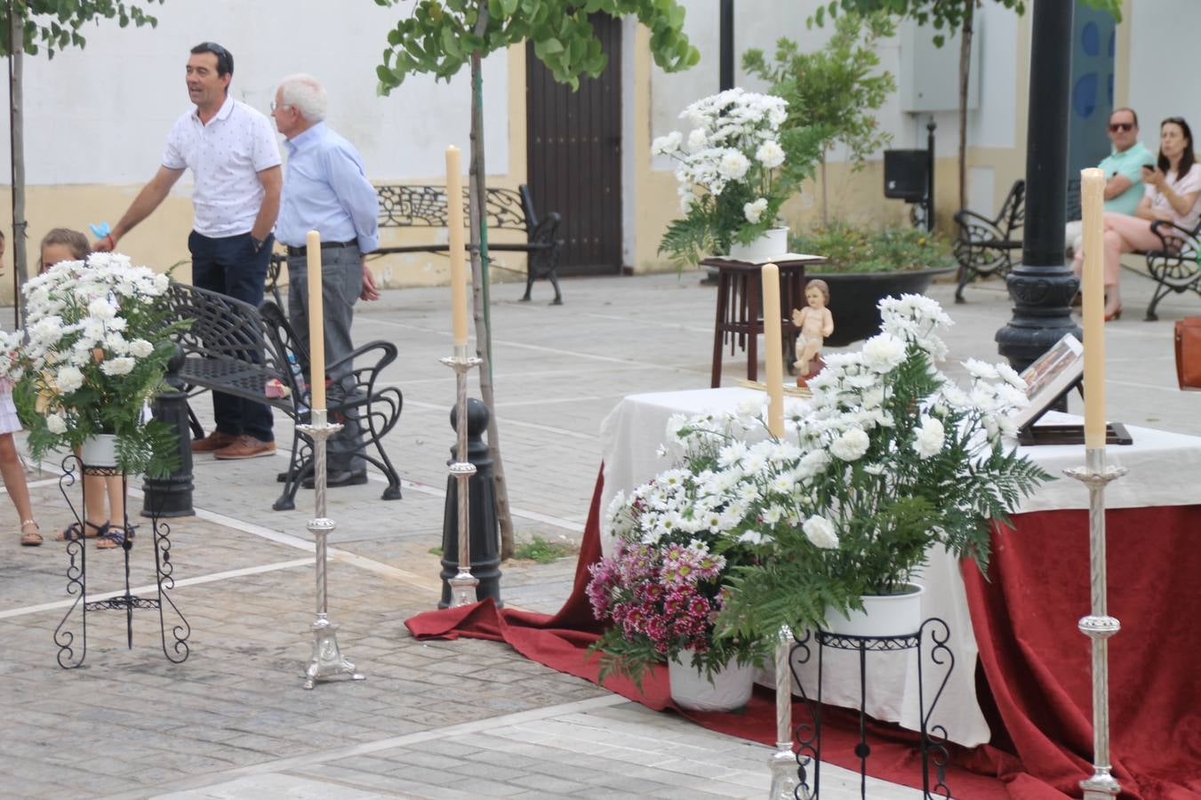 Jerez de los Caballeros celebró ayer la festividad del Corpus Christi en medio de un ambiente de solemnidad y convivencia del que fueron partícipes cientos de personas.La iglesia visigoda de Santa María de la Encarnación, llena de fieles, acogió la celebración de la Eucaristía que dió paso a la procesión acompañando la Santa Custodia en el magnífico templete de la iglesia de San Miguel, sobre las andas de la Virgen de Aguasantas y portada por costaleros y costaleras de la recién Asociación creada en esta ciudad. El párroco, Antonio María Rejano, destacó la significación de esta procesión, lamás grande, dijo, «porque Jesús sale a nuestras vidas, a nuestro encuentro y nosotros le acompañamos». Al término de la misa, incidió en el agradecimiento a todas las personas que han participado para hacer posible su desarrollo, trabajando desde la jornada del sábado en la elaboración de las preciosas alfombras de sal teñida de colores, que lucieron en las calles del centro de Jerez. El agradecimiento fue especial para los padres y madres de los niños y niñas que han hecho la Primera Comunión, para éstos mismos, también para catequistas, Cofradías y Hermandades, la Asociación del costaleros y costaleras de la Semana Santa de Jerez de los Caballeros, Ayuntamiento, Policía Local, grupos y personas de la parroquia.Autoridades civiles en representación del Ayuntamiento, Policía Local y Guardia Civil, acompañaron el desarrollo de la procesión junto a representantes de todas las cofradías y hermandades jerezanas y el protagonismo de los más de 80 niños y niñas que este año han celebrado su Primera Comunión.  A lo largo de todo el recorrido se instalaron distintos altares, también con la colaboración de vecinos y centros como la Residencia de Mayores Hernando de Soto. Los magníficos sones de la Agrupación Musical 'Nuestro Padre Jesús Nazareno' coronaron esta hermosa procesión.