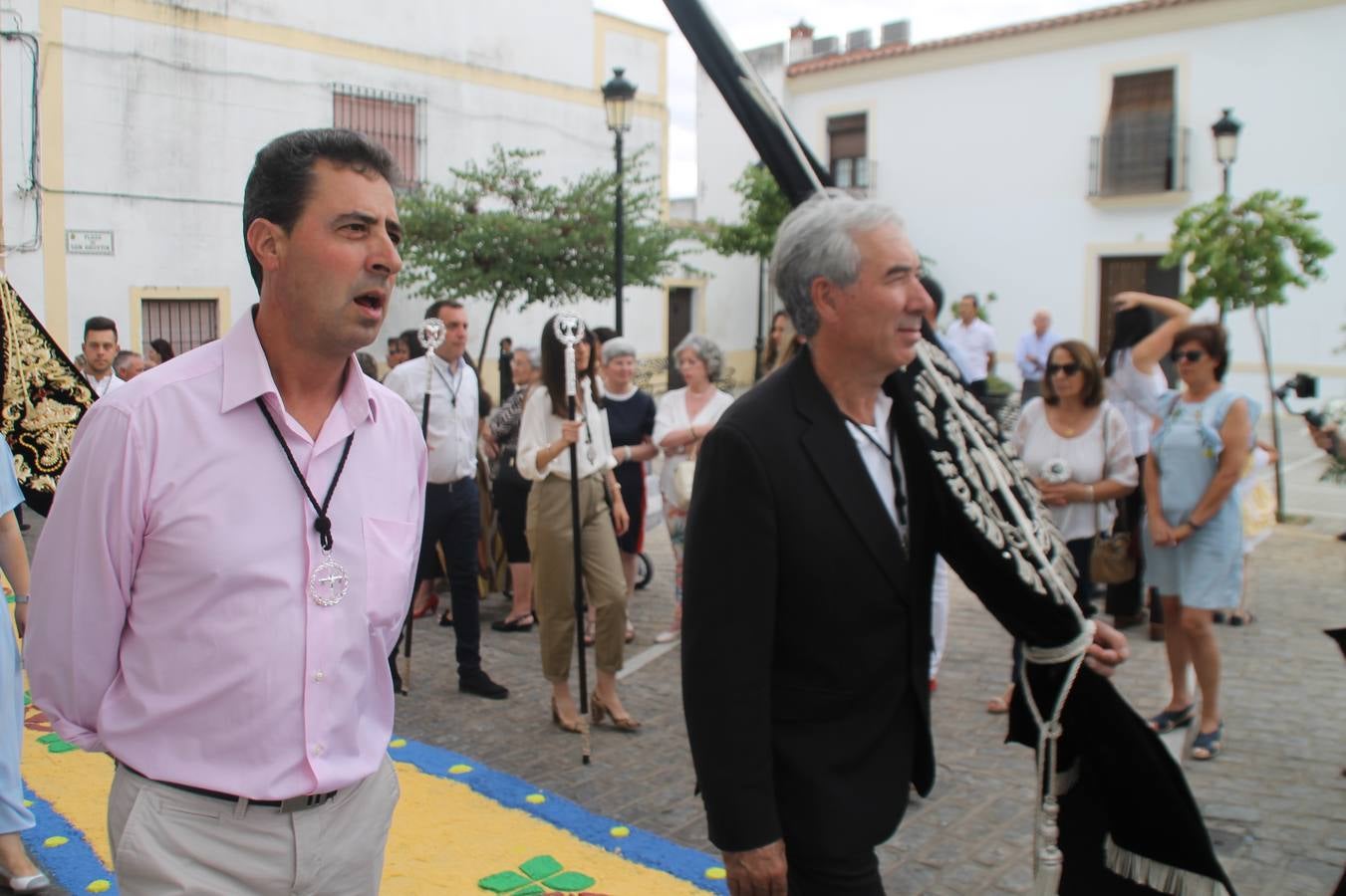 Jerez de los Caballeros celebró ayer la festividad del Corpus Christi en medio de un ambiente de solemnidad y convivencia del que fueron partícipes cientos de personas.La iglesia visigoda de Santa María de la Encarnación, llena de fieles, acogió la celebración de la Eucaristía que dió paso a la procesión acompañando la Santa Custodia en el magnífico templete de la iglesia de San Miguel, sobre las andas de la Virgen de Aguasantas y portada por costaleros y costaleras de la recién Asociación creada en esta ciudad. El párroco, Antonio María Rejano, destacó la significación de esta procesión, lamás grande, dijo, «porque Jesús sale a nuestras vidas, a nuestro encuentro y nosotros le acompañamos». Al término de la misa, incidió en el agradecimiento a todas las personas que han participado para hacer posible su desarrollo, trabajando desde la jornada del sábado en la elaboración de las preciosas alfombras de sal teñida de colores, que lucieron en las calles del centro de Jerez. El agradecimiento fue especial para los padres y madres de los niños y niñas que han hecho la Primera Comunión, para éstos mismos, también para catequistas, Cofradías y Hermandades, la Asociación del costaleros y costaleras de la Semana Santa de Jerez de los Caballeros, Ayuntamiento, Policía Local, grupos y personas de la parroquia.Autoridades civiles en representación del Ayuntamiento, Policía Local y Guardia Civil, acompañaron el desarrollo de la procesión junto a representantes de todas las cofradías y hermandades jerezanas y el protagonismo de los más de 80 niños y niñas que este año han celebrado su Primera Comunión.  A lo largo de todo el recorrido se instalaron distintos altares, también con la colaboración de vecinos y centros como la Residencia de Mayores Hernando de Soto. Los magníficos sones de la Agrupación Musical 'Nuestro Padre Jesús Nazareno' coronaron esta hermosa procesión.