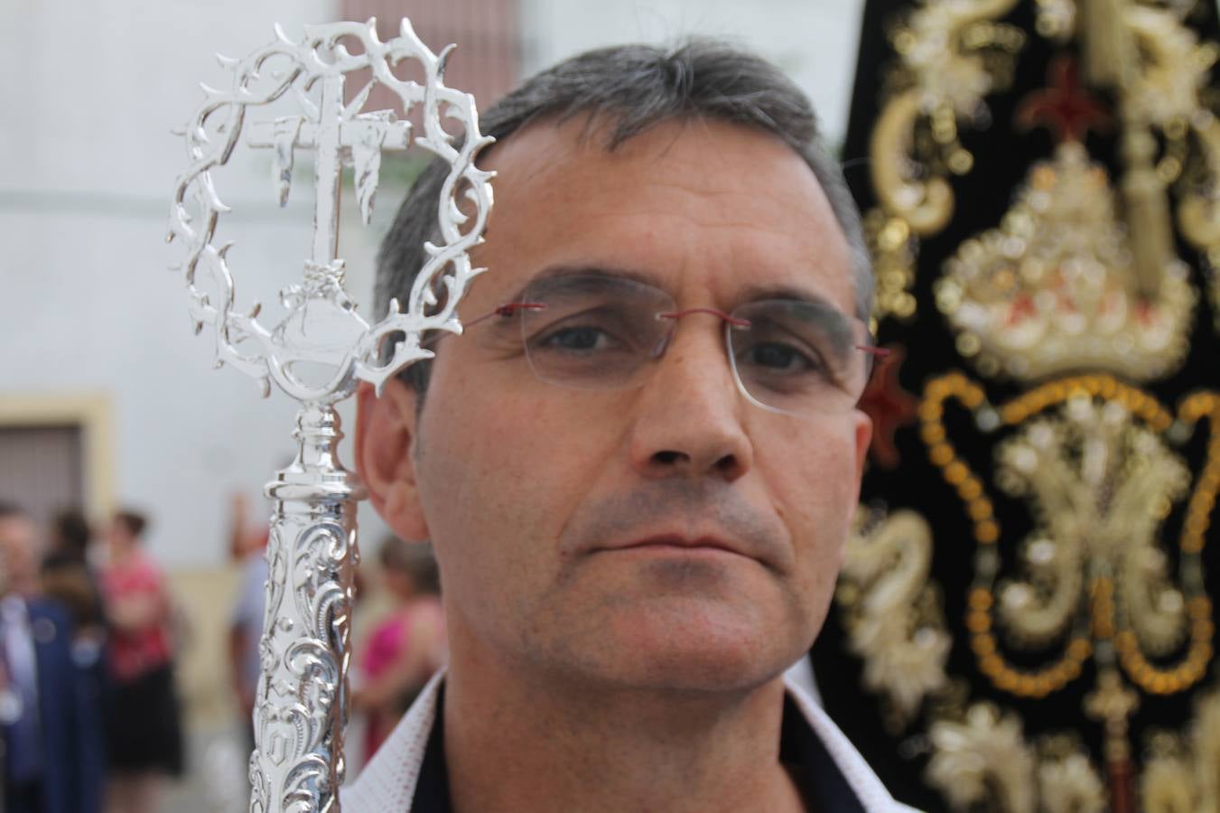 Jerez de los Caballeros celebró ayer la festividad del Corpus Christi en medio de un ambiente de solemnidad y convivencia del que fueron partícipes cientos de personas.La iglesia visigoda de Santa María de la Encarnación, llena de fieles, acogió la celebración de la Eucaristía que dió paso a la procesión acompañando la Santa Custodia en el magnífico templete de la iglesia de San Miguel, sobre las andas de la Virgen de Aguasantas y portada por costaleros y costaleras de la recién Asociación creada en esta ciudad. El párroco, Antonio María Rejano, destacó la significación de esta procesión, lamás grande, dijo, «porque Jesús sale a nuestras vidas, a nuestro encuentro y nosotros le acompañamos». Al término de la misa, incidió en el agradecimiento a todas las personas que han participado para hacer posible su desarrollo, trabajando desde la jornada del sábado en la elaboración de las preciosas alfombras de sal teñida de colores, que lucieron en las calles del centro de Jerez. El agradecimiento fue especial para los padres y madres de los niños y niñas que han hecho la Primera Comunión, para éstos mismos, también para catequistas, Cofradías y Hermandades, la Asociación del costaleros y costaleras de la Semana Santa de Jerez de los Caballeros, Ayuntamiento, Policía Local, grupos y personas de la parroquia.Autoridades civiles en representación del Ayuntamiento, Policía Local y Guardia Civil, acompañaron el desarrollo de la procesión junto a representantes de todas las cofradías y hermandades jerezanas y el protagonismo de los más de 80 niños y niñas que este año han celebrado su Primera Comunión.  A lo largo de todo el recorrido se instalaron distintos altares, también con la colaboración de vecinos y centros como la Residencia de Mayores Hernando de Soto. Los magníficos sones de la Agrupación Musical 'Nuestro Padre Jesús Nazareno' coronaron esta hermosa procesión.