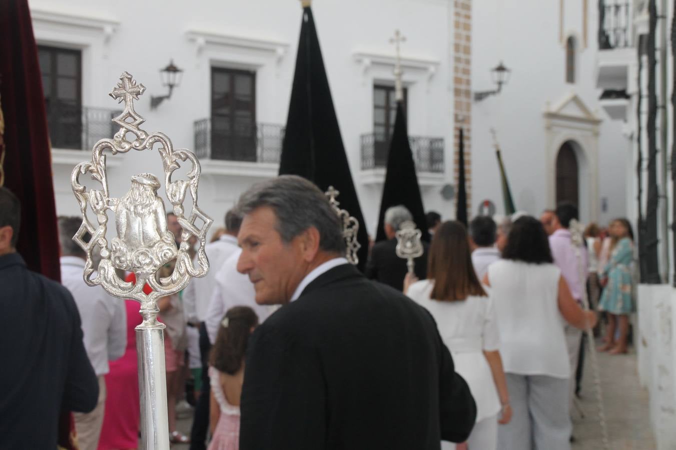 Jerez de los Caballeros celebró ayer la festividad del Corpus Christi en medio de un ambiente de solemnidad y convivencia del que fueron partícipes cientos de personas.La iglesia visigoda de Santa María de la Encarnación, llena de fieles, acogió la celebración de la Eucaristía que dió paso a la procesión acompañando la Santa Custodia en el magnífico templete de la iglesia de San Miguel, sobre las andas de la Virgen de Aguasantas y portada por costaleros y costaleras de la recién Asociación creada en esta ciudad. El párroco, Antonio María Rejano, destacó la significación de esta procesión, lamás grande, dijo, «porque Jesús sale a nuestras vidas, a nuestro encuentro y nosotros le acompañamos». Al término de la misa, incidió en el agradecimiento a todas las personas que han participado para hacer posible su desarrollo, trabajando desde la jornada del sábado en la elaboración de las preciosas alfombras de sal teñida de colores, que lucieron en las calles del centro de Jerez. El agradecimiento fue especial para los padres y madres de los niños y niñas que han hecho la Primera Comunión, para éstos mismos, también para catequistas, Cofradías y Hermandades, la Asociación del costaleros y costaleras de la Semana Santa de Jerez de los Caballeros, Ayuntamiento, Policía Local, grupos y personas de la parroquia.Autoridades civiles en representación del Ayuntamiento, Policía Local y Guardia Civil, acompañaron el desarrollo de la procesión junto a representantes de todas las cofradías y hermandades jerezanas y el protagonismo de los más de 80 niños y niñas que este año han celebrado su Primera Comunión.  A lo largo de todo el recorrido se instalaron distintos altares, también con la colaboración de vecinos y centros como la Residencia de Mayores Hernando de Soto. Los magníficos sones de la Agrupación Musical 'Nuestro Padre Jesús Nazareno' coronaron esta hermosa procesión.