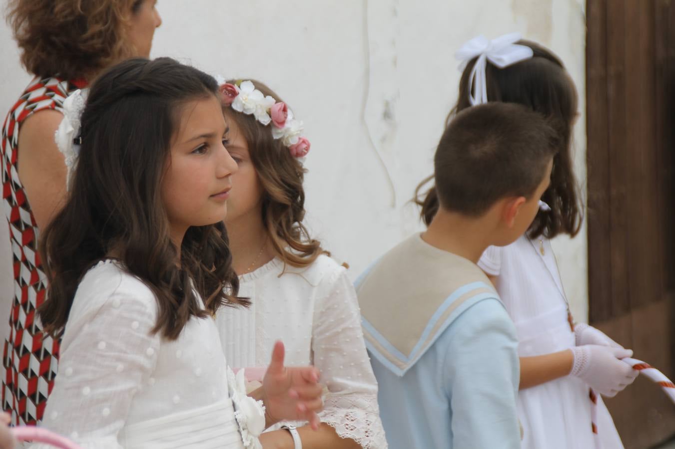 Jerez de los Caballeros celebró ayer la festividad del Corpus Christi en medio de un ambiente de solemnidad y convivencia del que fueron partícipes cientos de personas.La iglesia visigoda de Santa María de la Encarnación, llena de fieles, acogió la celebración de la Eucaristía que dió paso a la procesión acompañando la Santa Custodia en el magnífico templete de la iglesia de San Miguel, sobre las andas de la Virgen de Aguasantas y portada por costaleros y costaleras de la recién Asociación creada en esta ciudad. El párroco, Antonio María Rejano, destacó la significación de esta procesión, lamás grande, dijo, «porque Jesús sale a nuestras vidas, a nuestro encuentro y nosotros le acompañamos». Al término de la misa, incidió en el agradecimiento a todas las personas que han participado para hacer posible su desarrollo, trabajando desde la jornada del sábado en la elaboración de las preciosas alfombras de sal teñida de colores, que lucieron en las calles del centro de Jerez. El agradecimiento fue especial para los padres y madres de los niños y niñas que han hecho la Primera Comunión, para éstos mismos, también para catequistas, Cofradías y Hermandades, la Asociación del costaleros y costaleras de la Semana Santa de Jerez de los Caballeros, Ayuntamiento, Policía Local, grupos y personas de la parroquia.Autoridades civiles en representación del Ayuntamiento, Policía Local y Guardia Civil, acompañaron el desarrollo de la procesión junto a representantes de todas las cofradías y hermandades jerezanas y el protagonismo de los más de 80 niños y niñas que este año han celebrado su Primera Comunión.  A lo largo de todo el recorrido se instalaron distintos altares, también con la colaboración de vecinos y centros como la Residencia de Mayores Hernando de Soto. Los magníficos sones de la Agrupación Musical 'Nuestro Padre Jesús Nazareno' coronaron esta hermosa procesión.