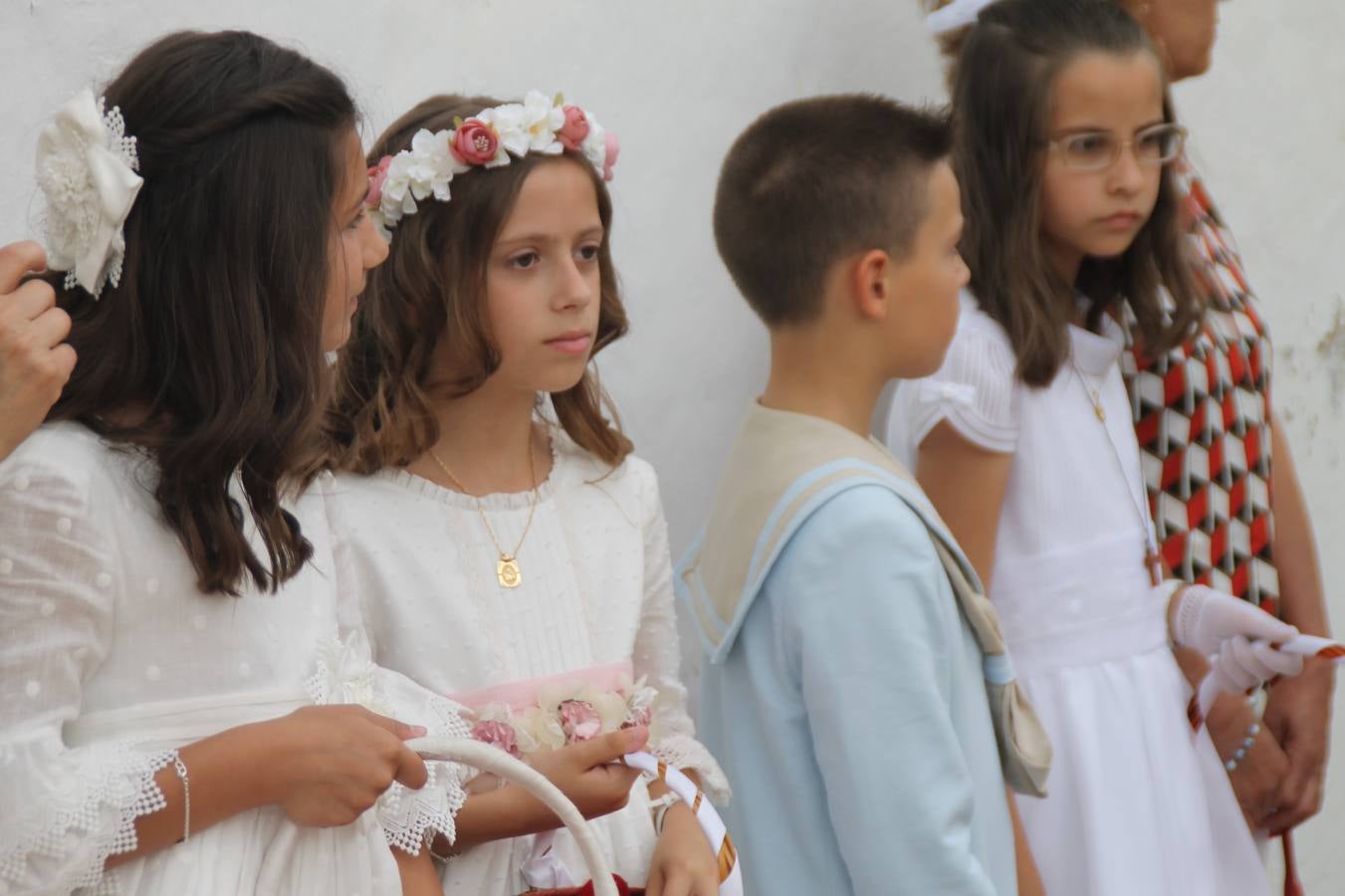 Jerez de los Caballeros celebró ayer la festividad del Corpus Christi en medio de un ambiente de solemnidad y convivencia del que fueron partícipes cientos de personas.La iglesia visigoda de Santa María de la Encarnación, llena de fieles, acogió la celebración de la Eucaristía que dió paso a la procesión acompañando la Santa Custodia en el magnífico templete de la iglesia de San Miguel, sobre las andas de la Virgen de Aguasantas y portada por costaleros y costaleras de la recién Asociación creada en esta ciudad. El párroco, Antonio María Rejano, destacó la significación de esta procesión, lamás grande, dijo, «porque Jesús sale a nuestras vidas, a nuestro encuentro y nosotros le acompañamos». Al término de la misa, incidió en el agradecimiento a todas las personas que han participado para hacer posible su desarrollo, trabajando desde la jornada del sábado en la elaboración de las preciosas alfombras de sal teñida de colores, que lucieron en las calles del centro de Jerez. El agradecimiento fue especial para los padres y madres de los niños y niñas que han hecho la Primera Comunión, para éstos mismos, también para catequistas, Cofradías y Hermandades, la Asociación del costaleros y costaleras de la Semana Santa de Jerez de los Caballeros, Ayuntamiento, Policía Local, grupos y personas de la parroquia.Autoridades civiles en representación del Ayuntamiento, Policía Local y Guardia Civil, acompañaron el desarrollo de la procesión junto a representantes de todas las cofradías y hermandades jerezanas y el protagonismo de los más de 80 niños y niñas que este año han celebrado su Primera Comunión.  A lo largo de todo el recorrido se instalaron distintos altares, también con la colaboración de vecinos y centros como la Residencia de Mayores Hernando de Soto. Los magníficos sones de la Agrupación Musical 'Nuestro Padre Jesús Nazareno' coronaron esta hermosa procesión.