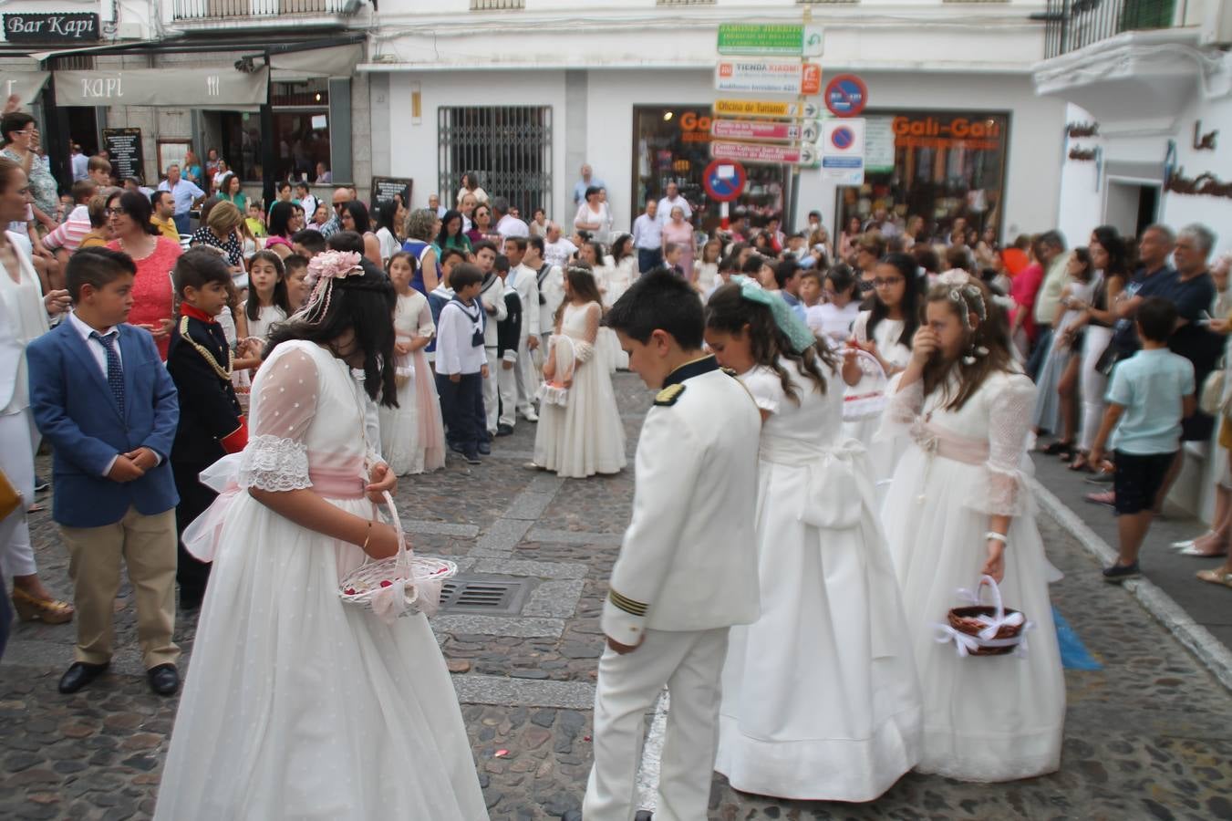 Jerez de los Caballeros celebró ayer la festividad del Corpus Christi en medio de un ambiente de solemnidad y convivencia del que fueron partícipes cientos de personas.La iglesia visigoda de Santa María de la Encarnación, llena de fieles, acogió la celebración de la Eucaristía que dió paso a la procesión acompañando la Santa Custodia en el magnífico templete de la iglesia de San Miguel, sobre las andas de la Virgen de Aguasantas y portada por costaleros y costaleras de la recién Asociación creada en esta ciudad. El párroco, Antonio María Rejano, destacó la significación de esta procesión, lamás grande, dijo, «porque Jesús sale a nuestras vidas, a nuestro encuentro y nosotros le acompañamos». Al término de la misa, incidió en el agradecimiento a todas las personas que han participado para hacer posible su desarrollo, trabajando desde la jornada del sábado en la elaboración de las preciosas alfombras de sal teñida de colores, que lucieron en las calles del centro de Jerez. El agradecimiento fue especial para los padres y madres de los niños y niñas que han hecho la Primera Comunión, para éstos mismos, también para catequistas, Cofradías y Hermandades, la Asociación del costaleros y costaleras de la Semana Santa de Jerez de los Caballeros, Ayuntamiento, Policía Local, grupos y personas de la parroquia.Autoridades civiles en representación del Ayuntamiento, Policía Local y Guardia Civil, acompañaron el desarrollo de la procesión junto a representantes de todas las cofradías y hermandades jerezanas y el protagonismo de los más de 80 niños y niñas que este año han celebrado su Primera Comunión.  A lo largo de todo el recorrido se instalaron distintos altares, también con la colaboración de vecinos y centros como la Residencia de Mayores Hernando de Soto. Los magníficos sones de la Agrupación Musical 'Nuestro Padre Jesús Nazareno' coronaron esta hermosa procesión.