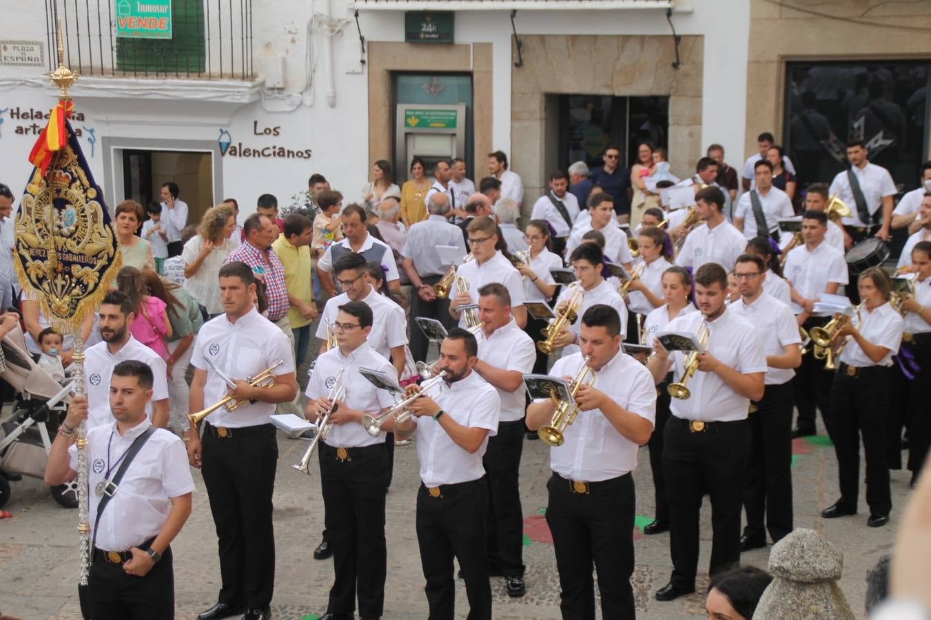 Jerez de los Caballeros celebró ayer la festividad del Corpus Christi en medio de un ambiente de solemnidad y convivencia del que fueron partícipes cientos de personas.La iglesia visigoda de Santa María de la Encarnación, llena de fieles, acogió la celebración de la Eucaristía que dió paso a la procesión acompañando la Santa Custodia en el magnífico templete de la iglesia de San Miguel, sobre las andas de la Virgen de Aguasantas y portada por costaleros y costaleras de la recién Asociación creada en esta ciudad. El párroco, Antonio María Rejano, destacó la significación de esta procesión, lamás grande, dijo, «porque Jesús sale a nuestras vidas, a nuestro encuentro y nosotros le acompañamos». Al término de la misa, incidió en el agradecimiento a todas las personas que han participado para hacer posible su desarrollo, trabajando desde la jornada del sábado en la elaboración de las preciosas alfombras de sal teñida de colores, que lucieron en las calles del centro de Jerez. El agradecimiento fue especial para los padres y madres de los niños y niñas que han hecho la Primera Comunión, para éstos mismos, también para catequistas, Cofradías y Hermandades, la Asociación del costaleros y costaleras de la Semana Santa de Jerez de los Caballeros, Ayuntamiento, Policía Local, grupos y personas de la parroquia.Autoridades civiles en representación del Ayuntamiento, Policía Local y Guardia Civil, acompañaron el desarrollo de la procesión junto a representantes de todas las cofradías y hermandades jerezanas y el protagonismo de los más de 80 niños y niñas que este año han celebrado su Primera Comunión.  A lo largo de todo el recorrido se instalaron distintos altares, también con la colaboración de vecinos y centros como la Residencia de Mayores Hernando de Soto. Los magníficos sones de la Agrupación Musical 'Nuestro Padre Jesús Nazareno' coronaron esta hermosa procesión.