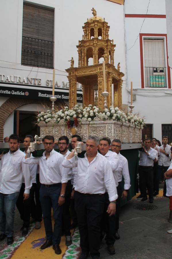 Jerez de los Caballeros celebró ayer la festividad del Corpus Christi en medio de un ambiente de solemnidad y convivencia del que fueron partícipes cientos de personas.La iglesia visigoda de Santa María de la Encarnación, llena de fieles, acogió la celebración de la Eucaristía que dió paso a la procesión acompañando la Santa Custodia en el magnífico templete de la iglesia de San Miguel, sobre las andas de la Virgen de Aguasantas y portada por costaleros y costaleras de la recién Asociación creada en esta ciudad. El párroco, Antonio María Rejano, destacó la significación de esta procesión, lamás grande, dijo, «porque Jesús sale a nuestras vidas, a nuestro encuentro y nosotros le acompañamos». Al término de la misa, incidió en el agradecimiento a todas las personas que han participado para hacer posible su desarrollo, trabajando desde la jornada del sábado en la elaboración de las preciosas alfombras de sal teñida de colores, que lucieron en las calles del centro de Jerez. El agradecimiento fue especial para los padres y madres de los niños y niñas que han hecho la Primera Comunión, para éstos mismos, también para catequistas, Cofradías y Hermandades, la Asociación del costaleros y costaleras de la Semana Santa de Jerez de los Caballeros, Ayuntamiento, Policía Local, grupos y personas de la parroquia.Autoridades civiles en representación del Ayuntamiento, Policía Local y Guardia Civil, acompañaron el desarrollo de la procesión junto a representantes de todas las cofradías y hermandades jerezanas y el protagonismo de los más de 80 niños y niñas que este año han celebrado su Primera Comunión.  A lo largo de todo el recorrido se instalaron distintos altares, también con la colaboración de vecinos y centros como la Residencia de Mayores Hernando de Soto. Los magníficos sones de la Agrupación Musical 'Nuestro Padre Jesús Nazareno' coronaron esta hermosa procesión.