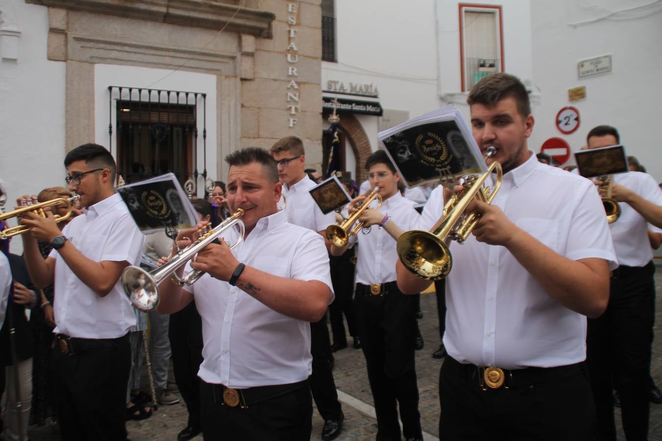 Jerez de los Caballeros celebró ayer la festividad del Corpus Christi en medio de un ambiente de solemnidad y convivencia del que fueron partícipes cientos de personas.La iglesia visigoda de Santa María de la Encarnación, llena de fieles, acogió la celebración de la Eucaristía que dió paso a la procesión acompañando la Santa Custodia en el magnífico templete de la iglesia de San Miguel, sobre las andas de la Virgen de Aguasantas y portada por costaleros y costaleras de la recién Asociación creada en esta ciudad. El párroco, Antonio María Rejano, destacó la significación de esta procesión, lamás grande, dijo, «porque Jesús sale a nuestras vidas, a nuestro encuentro y nosotros le acompañamos». Al término de la misa, incidió en el agradecimiento a todas las personas que han participado para hacer posible su desarrollo, trabajando desde la jornada del sábado en la elaboración de las preciosas alfombras de sal teñida de colores, que lucieron en las calles del centro de Jerez. El agradecimiento fue especial para los padres y madres de los niños y niñas que han hecho la Primera Comunión, para éstos mismos, también para catequistas, Cofradías y Hermandades, la Asociación del costaleros y costaleras de la Semana Santa de Jerez de los Caballeros, Ayuntamiento, Policía Local, grupos y personas de la parroquia.Autoridades civiles en representación del Ayuntamiento, Policía Local y Guardia Civil, acompañaron el desarrollo de la procesión junto a representantes de todas las cofradías y hermandades jerezanas y el protagonismo de los más de 80 niños y niñas que este año han celebrado su Primera Comunión.  A lo largo de todo el recorrido se instalaron distintos altares, también con la colaboración de vecinos y centros como la Residencia de Mayores Hernando de Soto. Los magníficos sones de la Agrupación Musical 'Nuestro Padre Jesús Nazareno' coronaron esta hermosa procesión.
