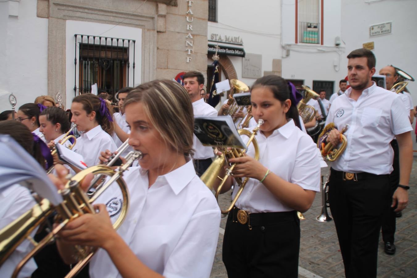 Jerez de los Caballeros celebró ayer la festividad del Corpus Christi en medio de un ambiente de solemnidad y convivencia del que fueron partícipes cientos de personas.La iglesia visigoda de Santa María de la Encarnación, llena de fieles, acogió la celebración de la Eucaristía que dió paso a la procesión acompañando la Santa Custodia en el magnífico templete de la iglesia de San Miguel, sobre las andas de la Virgen de Aguasantas y portada por costaleros y costaleras de la recién Asociación creada en esta ciudad. El párroco, Antonio María Rejano, destacó la significación de esta procesión, lamás grande, dijo, «porque Jesús sale a nuestras vidas, a nuestro encuentro y nosotros le acompañamos». Al término de la misa, incidió en el agradecimiento a todas las personas que han participado para hacer posible su desarrollo, trabajando desde la jornada del sábado en la elaboración de las preciosas alfombras de sal teñida de colores, que lucieron en las calles del centro de Jerez. El agradecimiento fue especial para los padres y madres de los niños y niñas que han hecho la Primera Comunión, para éstos mismos, también para catequistas, Cofradías y Hermandades, la Asociación del costaleros y costaleras de la Semana Santa de Jerez de los Caballeros, Ayuntamiento, Policía Local, grupos y personas de la parroquia.Autoridades civiles en representación del Ayuntamiento, Policía Local y Guardia Civil, acompañaron el desarrollo de la procesión junto a representantes de todas las cofradías y hermandades jerezanas y el protagonismo de los más de 80 niños y niñas que este año han celebrado su Primera Comunión.  A lo largo de todo el recorrido se instalaron distintos altares, también con la colaboración de vecinos y centros como la Residencia de Mayores Hernando de Soto. Los magníficos sones de la Agrupación Musical 'Nuestro Padre Jesús Nazareno' coronaron esta hermosa procesión.