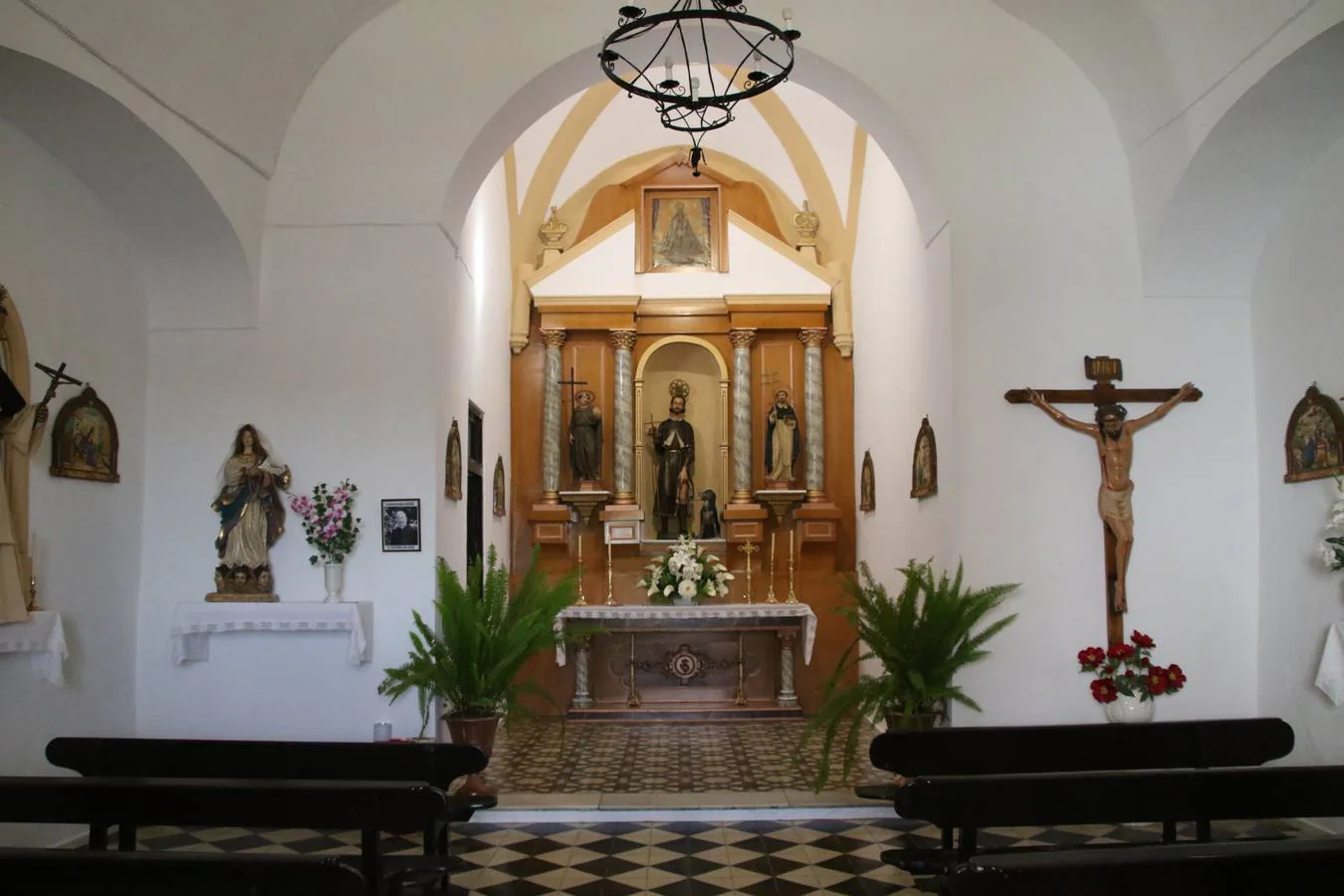 La Ermita de San Roque de Jerez de los Caballeros ha acogido, esta mañana, la inauguración de la restauración de su retablo. Numerosos vecinos y vecinas del barrio se han acercado hasta ella para ver cómo el trabajo y el esfuerzo de meses han permitido que el retablo luzca con el esplendor de antaño. 