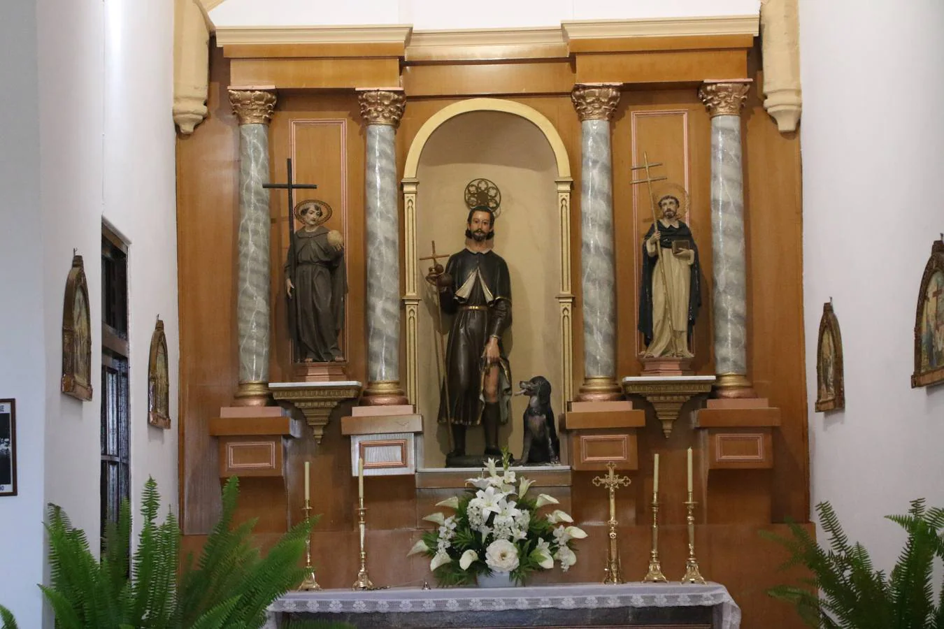 La Ermita de San Roque de Jerez de los Caballeros ha acogido, esta mañana, la inauguración de la restauración de su retablo. Numerosos vecinos y vecinas del barrio se han acercado hasta ella para ver cómo el trabajo y el esfuerzo de meses han permitido que el retablo luzca con el esplendor de antaño. 