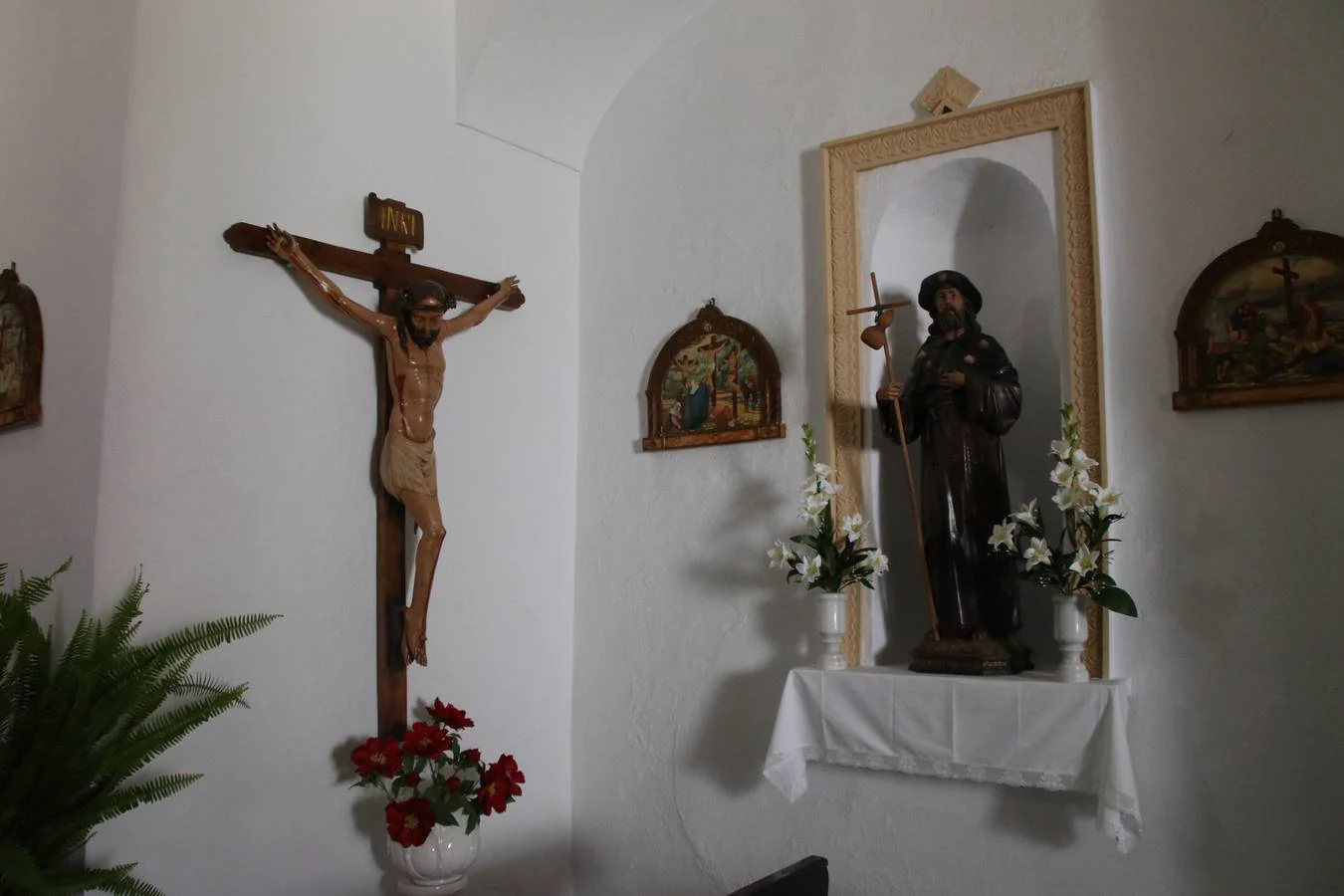 La Ermita de San Roque de Jerez de los Caballeros ha acogido, esta mañana, la inauguración de la restauración de su retablo. Numerosos vecinos y vecinas del barrio se han acercado hasta ella para ver cómo el trabajo y el esfuerzo de meses han permitido que el retablo luzca con el esplendor de antaño. 