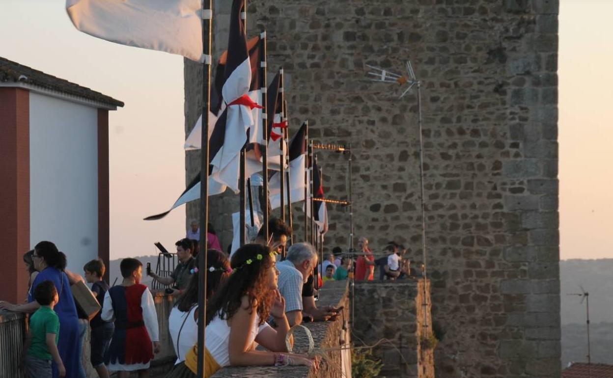 Visita en el lienzo de muralla. 
