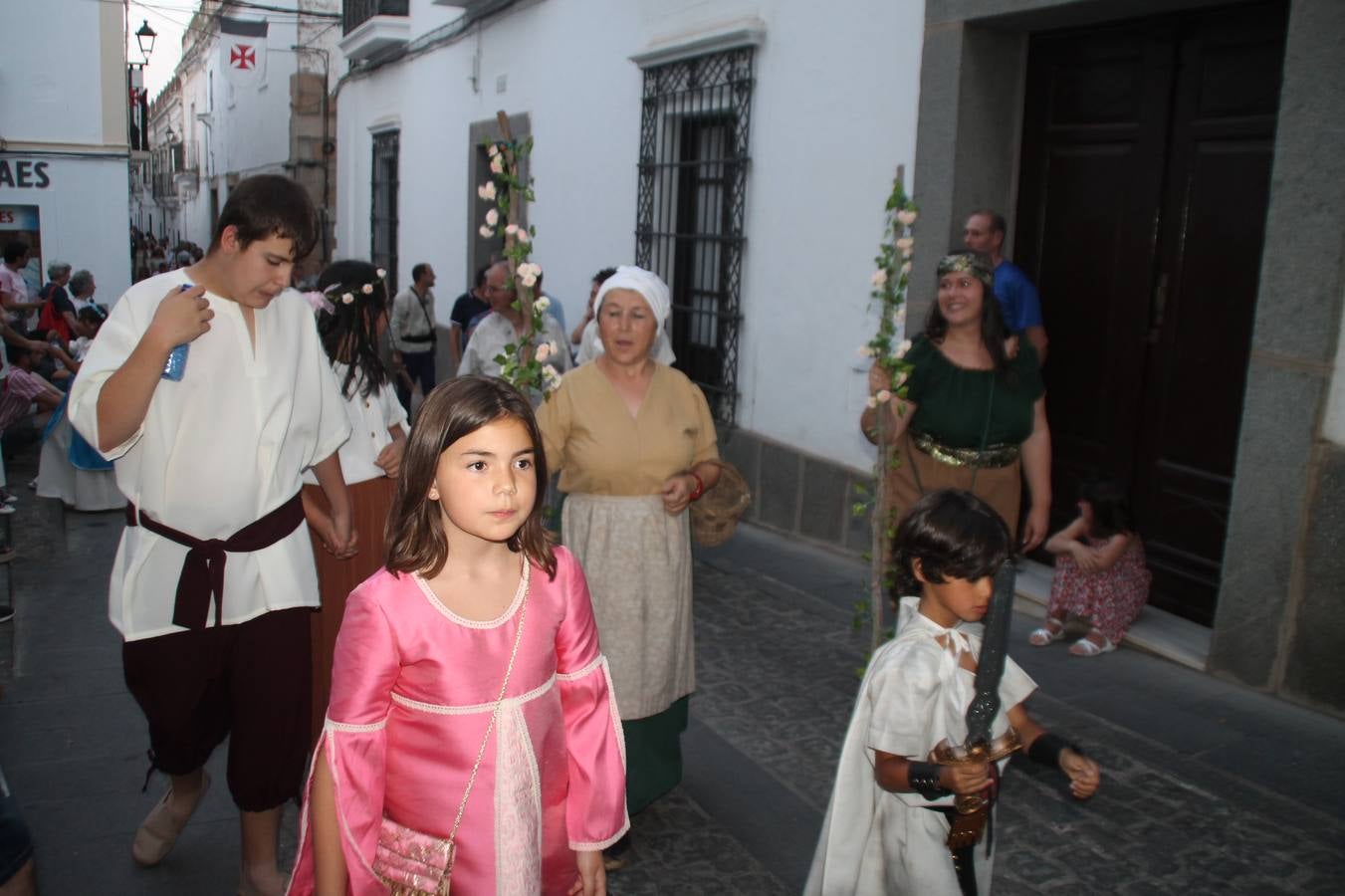 La participación popular fue nuevo protagonista del desfile teatralizado que anoche inauguró el grueso de la programación del XVI Festival Templario, invitando a propios y visitantes a revivir un pasado de leyenda, concretamente el siglo en el que La Orden del Temple marcó la vida de esta ciudad, en la que tuvo una de sus principales Encomiendas, siendo además el último reducto de Los Templarios en los reinos de España.La Asociación juvenil y cultural 'La Trouppe' estuvo al frente de la coordinación de dicho desfile que llenó de ambiente y animación las calles y plazas del centro histórico de Jerez de los Caballeros, llenas de público y engalanadas para la ocasión con pendones con la cruz templaria y otros elementos referentes a la cultura árabe que dejó su impronta en aquella época. Destacó la participación de más de 60 niñas que pusieron alegría con sus bailes a este pasacalle, junto a personajes fantásticos en zancos, la melodía de la Asociación Musical de Jerez de los Caballeros y la participación de asociaciones, como la del Belén 'Santa Ángela', Euexia Rural, además de los caballeros del campamento medieval a cargo de Cabalbur y de manera especial, la implicación de numerosos vecinos de todas las edades que desfilaron ataviados con indumentaria de la época dando vida a esta celebración.