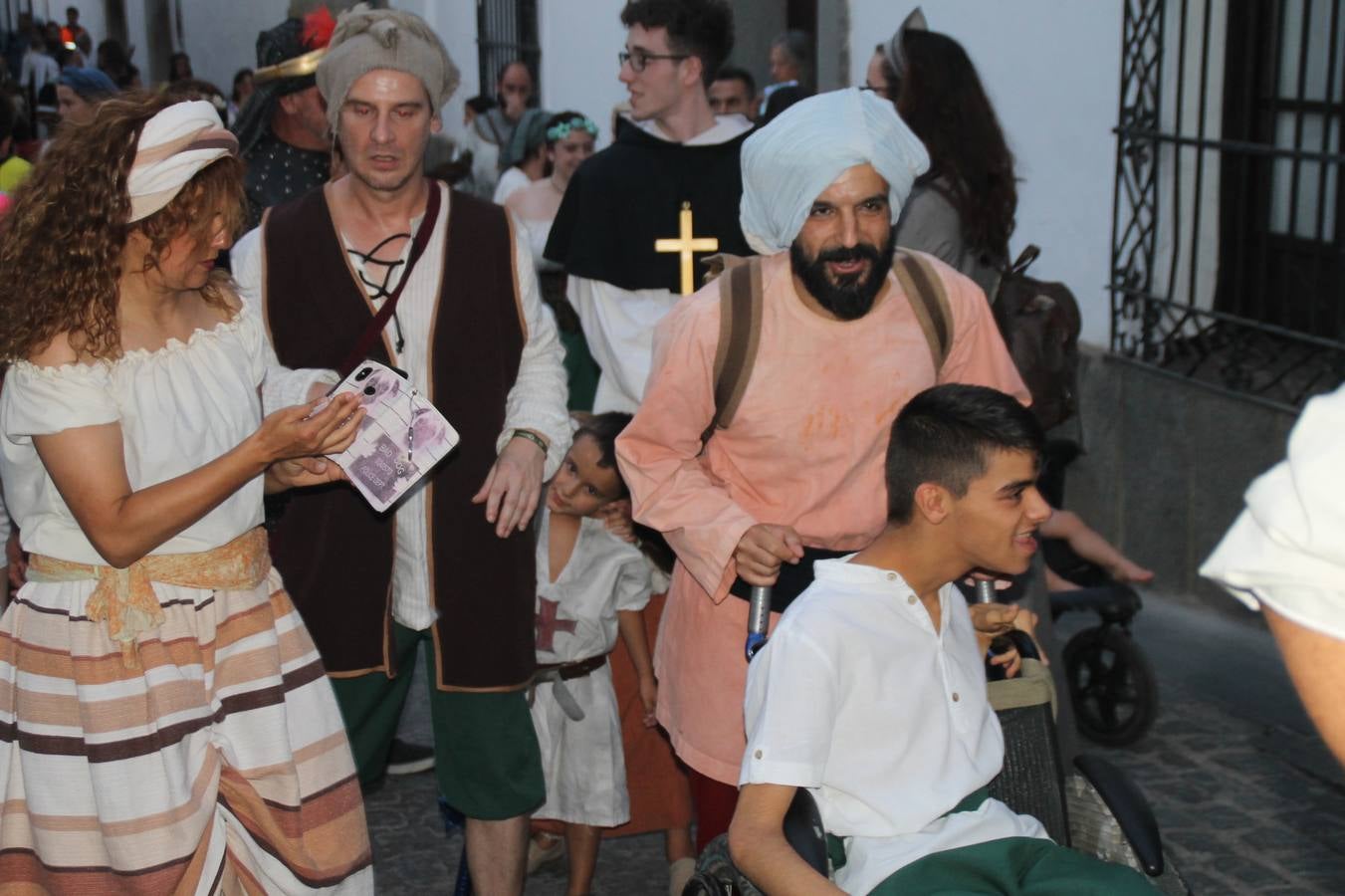 La participación popular fue nuevo protagonista del desfile teatralizado que anoche inauguró el grueso de la programación del XVI Festival Templario, invitando a propios y visitantes a revivir un pasado de leyenda, concretamente el siglo en el que La Orden del Temple marcó la vida de esta ciudad, en la que tuvo una de sus principales Encomiendas, siendo además el último reducto de Los Templarios en los reinos de España.La Asociación juvenil y cultural 'La Trouppe' estuvo al frente de la coordinación de dicho desfile que llenó de ambiente y animación las calles y plazas del centro histórico de Jerez de los Caballeros, llenas de público y engalanadas para la ocasión con pendones con la cruz templaria y otros elementos referentes a la cultura árabe que dejó su impronta en aquella época. Destacó la participación de más de 60 niñas que pusieron alegría con sus bailes a este pasacalle, junto a personajes fantásticos en zancos, la melodía de la Asociación Musical de Jerez de los Caballeros y la participación de asociaciones, como la del Belén 'Santa Ángela', Euexia Rural, además de los caballeros del campamento medieval a cargo de Cabalbur y de manera especial, la implicación de numerosos vecinos de todas las edades que desfilaron ataviados con indumentaria de la época dando vida a esta celebración.