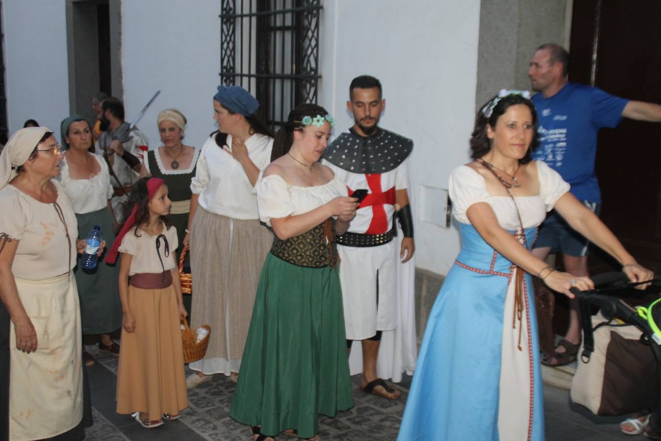 La participación popular fue nuevo protagonista del desfile teatralizado que anoche inauguró el grueso de la programación del XVI Festival Templario, invitando a propios y visitantes a revivir un pasado de leyenda, concretamente el siglo en el que La Orden del Temple marcó la vida de esta ciudad, en la que tuvo una de sus principales Encomiendas, siendo además el último reducto de Los Templarios en los reinos de España.La Asociación juvenil y cultural 'La Trouppe' estuvo al frente de la coordinación de dicho desfile que llenó de ambiente y animación las calles y plazas del centro histórico de Jerez de los Caballeros, llenas de público y engalanadas para la ocasión con pendones con la cruz templaria y otros elementos referentes a la cultura árabe que dejó su impronta en aquella época. Destacó la participación de más de 60 niñas que pusieron alegría con sus bailes a este pasacalle, junto a personajes fantásticos en zancos, la melodía de la Asociación Musical de Jerez de los Caballeros y la participación de asociaciones, como la del Belén 'Santa Ángela', Euexia Rural, además de los caballeros del campamento medieval a cargo de Cabalbur y de manera especial, la implicación de numerosos vecinos de todas las edades que desfilaron ataviados con indumentaria de la época dando vida a esta celebración.