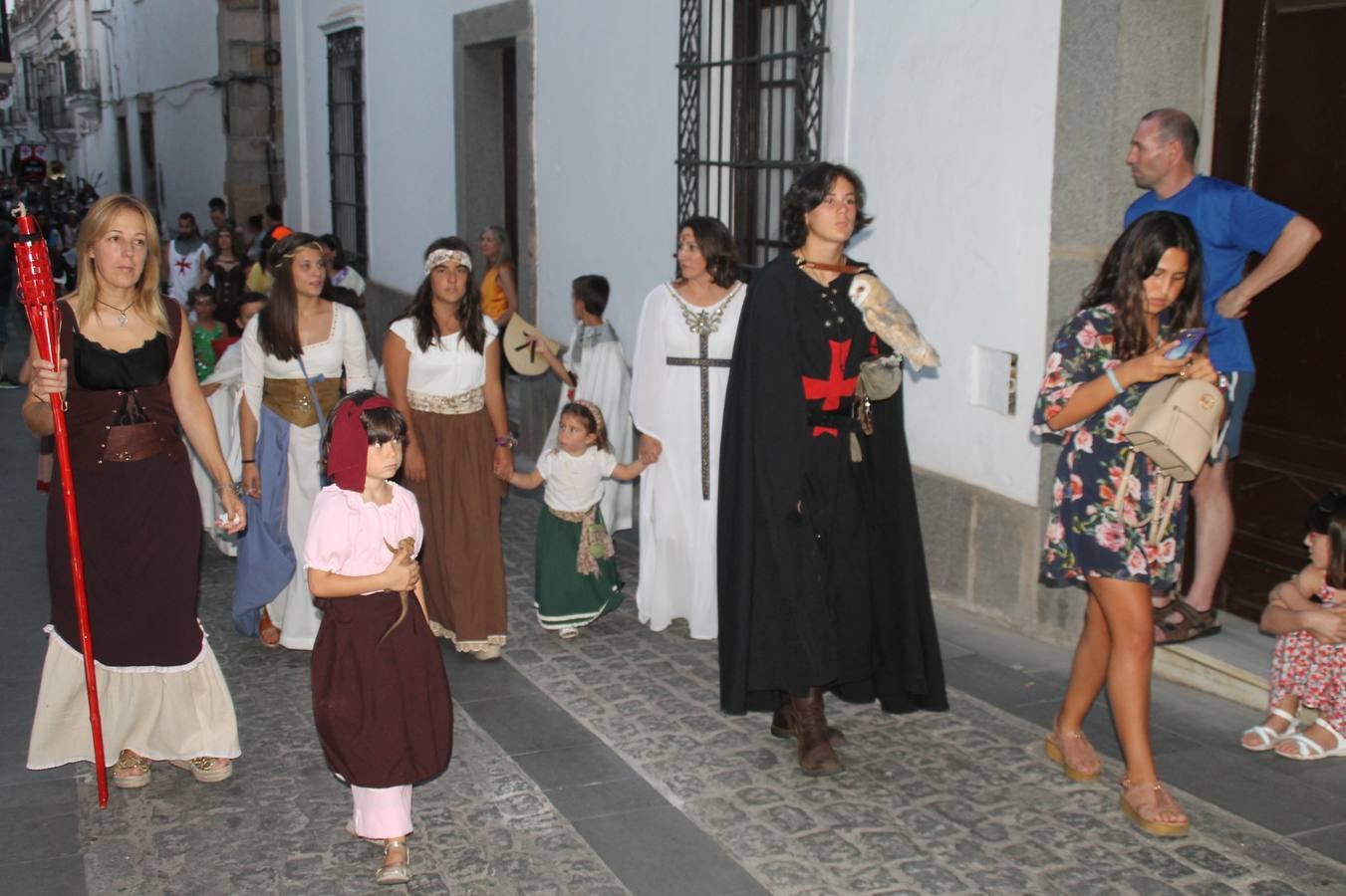 La participación popular fue nuevo protagonista del desfile teatralizado que anoche inauguró el grueso de la programación del XVI Festival Templario, invitando a propios y visitantes a revivir un pasado de leyenda, concretamente el siglo en el que La Orden del Temple marcó la vida de esta ciudad, en la que tuvo una de sus principales Encomiendas, siendo además el último reducto de Los Templarios en los reinos de España.La Asociación juvenil y cultural 'La Trouppe' estuvo al frente de la coordinación de dicho desfile que llenó de ambiente y animación las calles y plazas del centro histórico de Jerez de los Caballeros, llenas de público y engalanadas para la ocasión con pendones con la cruz templaria y otros elementos referentes a la cultura árabe que dejó su impronta en aquella época. Destacó la participación de más de 60 niñas que pusieron alegría con sus bailes a este pasacalle, junto a personajes fantásticos en zancos, la melodía de la Asociación Musical de Jerez de los Caballeros y la participación de asociaciones, como la del Belén 'Santa Ángela', Euexia Rural, además de los caballeros del campamento medieval a cargo de Cabalbur y de manera especial, la implicación de numerosos vecinos de todas las edades que desfilaron ataviados con indumentaria de la época dando vida a esta celebración.