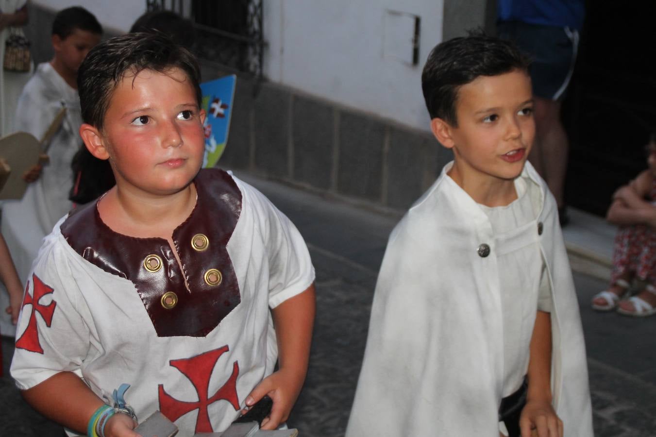 La participación popular fue nuevo protagonista del desfile teatralizado que anoche inauguró el grueso de la programación del XVI Festival Templario, invitando a propios y visitantes a revivir un pasado de leyenda, concretamente el siglo en el que La Orden del Temple marcó la vida de esta ciudad, en la que tuvo una de sus principales Encomiendas, siendo además el último reducto de Los Templarios en los reinos de España.La Asociación juvenil y cultural 'La Trouppe' estuvo al frente de la coordinación de dicho desfile que llenó de ambiente y animación las calles y plazas del centro histórico de Jerez de los Caballeros, llenas de público y engalanadas para la ocasión con pendones con la cruz templaria y otros elementos referentes a la cultura árabe que dejó su impronta en aquella época. Destacó la participación de más de 60 niñas que pusieron alegría con sus bailes a este pasacalle, junto a personajes fantásticos en zancos, la melodía de la Asociación Musical de Jerez de los Caballeros y la participación de asociaciones, como la del Belén 'Santa Ángela', Euexia Rural, además de los caballeros del campamento medieval a cargo de Cabalbur y de manera especial, la implicación de numerosos vecinos de todas las edades que desfilaron ataviados con indumentaria de la época dando vida a esta celebración.
