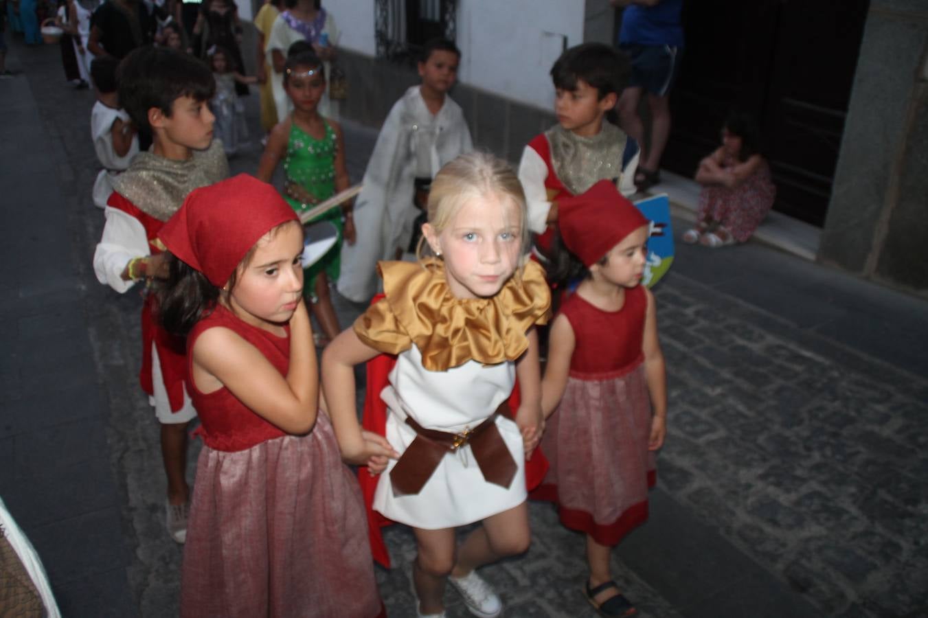 La participación popular fue nuevo protagonista del desfile teatralizado que anoche inauguró el grueso de la programación del XVI Festival Templario, invitando a propios y visitantes a revivir un pasado de leyenda, concretamente el siglo en el que La Orden del Temple marcó la vida de esta ciudad, en la que tuvo una de sus principales Encomiendas, siendo además el último reducto de Los Templarios en los reinos de España.La Asociación juvenil y cultural 'La Trouppe' estuvo al frente de la coordinación de dicho desfile que llenó de ambiente y animación las calles y plazas del centro histórico de Jerez de los Caballeros, llenas de público y engalanadas para la ocasión con pendones con la cruz templaria y otros elementos referentes a la cultura árabe que dejó su impronta en aquella época. Destacó la participación de más de 60 niñas que pusieron alegría con sus bailes a este pasacalle, junto a personajes fantásticos en zancos, la melodía de la Asociación Musical de Jerez de los Caballeros y la participación de asociaciones, como la del Belén 'Santa Ángela', Euexia Rural, además de los caballeros del campamento medieval a cargo de Cabalbur y de manera especial, la implicación de numerosos vecinos de todas las edades que desfilaron ataviados con indumentaria de la época dando vida a esta celebración.