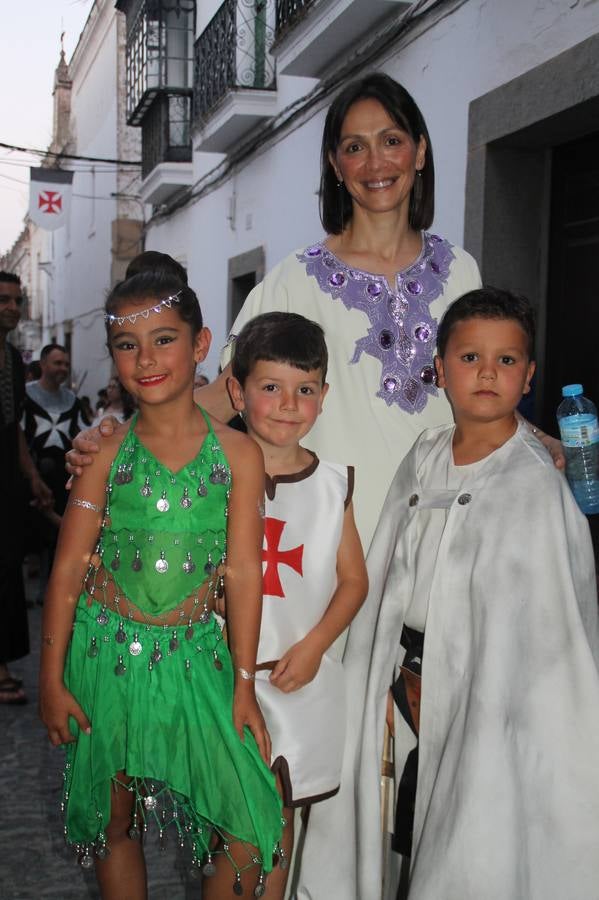La participación popular fue nuevo protagonista del desfile teatralizado que anoche inauguró el grueso de la programación del XVI Festival Templario, invitando a propios y visitantes a revivir un pasado de leyenda, concretamente el siglo en el que La Orden del Temple marcó la vida de esta ciudad, en la que tuvo una de sus principales Encomiendas, siendo además el último reducto de Los Templarios en los reinos de España.La Asociación juvenil y cultural 'La Trouppe' estuvo al frente de la coordinación de dicho desfile que llenó de ambiente y animación las calles y plazas del centro histórico de Jerez de los Caballeros, llenas de público y engalanadas para la ocasión con pendones con la cruz templaria y otros elementos referentes a la cultura árabe que dejó su impronta en aquella época. Destacó la participación de más de 60 niñas que pusieron alegría con sus bailes a este pasacalle, junto a personajes fantásticos en zancos, la melodía de la Asociación Musical de Jerez de los Caballeros y la participación de asociaciones, como la del Belén 'Santa Ángela', Euexia Rural, además de los caballeros del campamento medieval a cargo de Cabalbur y de manera especial, la implicación de numerosos vecinos de todas las edades que desfilaron ataviados con indumentaria de la época dando vida a esta celebración.