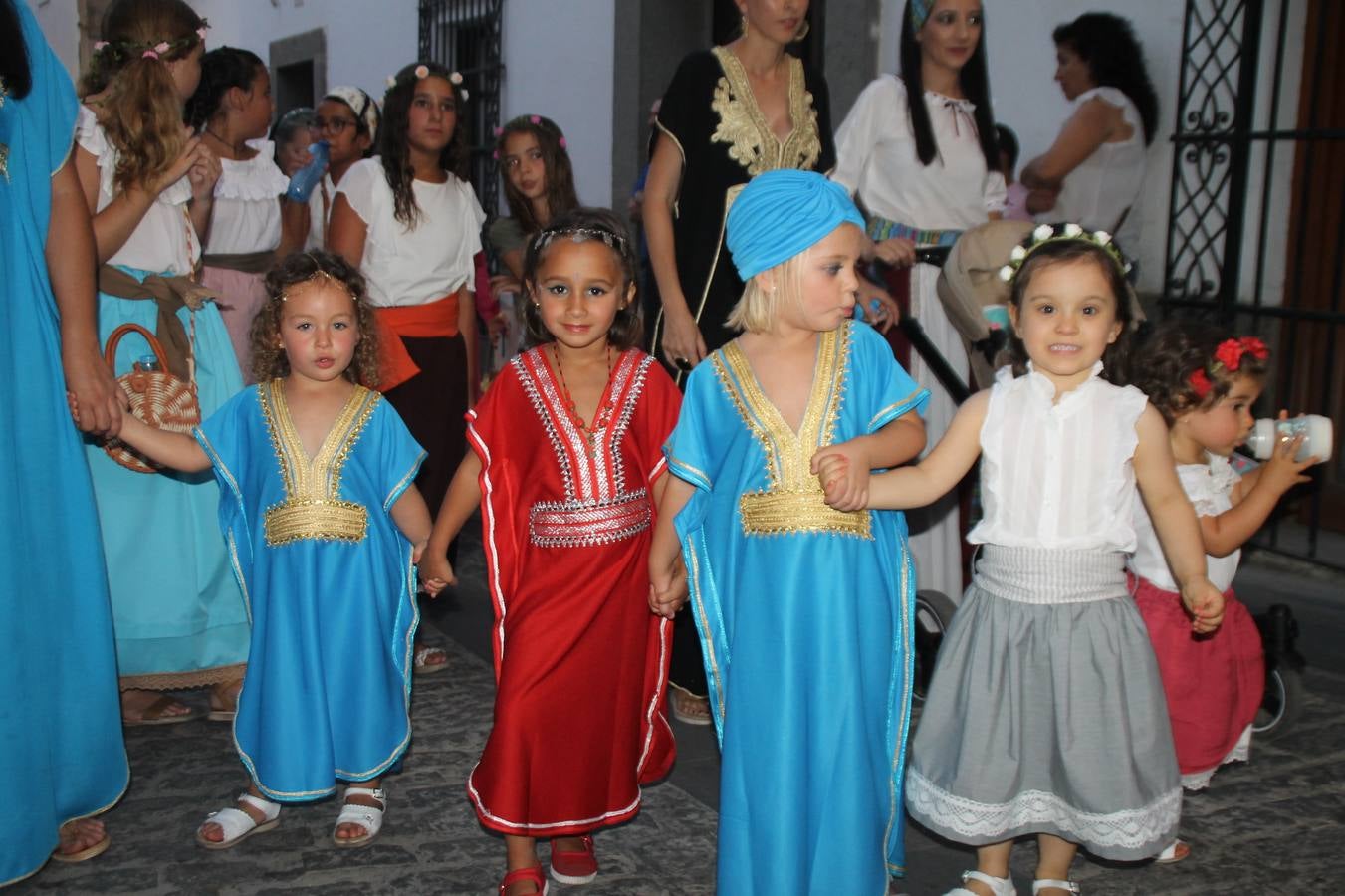 La participación popular fue nuevo protagonista del desfile teatralizado que anoche inauguró el grueso de la programación del XVI Festival Templario, invitando a propios y visitantes a revivir un pasado de leyenda, concretamente el siglo en el que La Orden del Temple marcó la vida de esta ciudad, en la que tuvo una de sus principales Encomiendas, siendo además el último reducto de Los Templarios en los reinos de España.La Asociación juvenil y cultural 'La Trouppe' estuvo al frente de la coordinación de dicho desfile que llenó de ambiente y animación las calles y plazas del centro histórico de Jerez de los Caballeros, llenas de público y engalanadas para la ocasión con pendones con la cruz templaria y otros elementos referentes a la cultura árabe que dejó su impronta en aquella época. Destacó la participación de más de 60 niñas que pusieron alegría con sus bailes a este pasacalle, junto a personajes fantásticos en zancos, la melodía de la Asociación Musical de Jerez de los Caballeros y la participación de asociaciones, como la del Belén 'Santa Ángela', Euexia Rural, además de los caballeros del campamento medieval a cargo de Cabalbur y de manera especial, la implicación de numerosos vecinos de todas las edades que desfilaron ataviados con indumentaria de la época dando vida a esta celebración.
