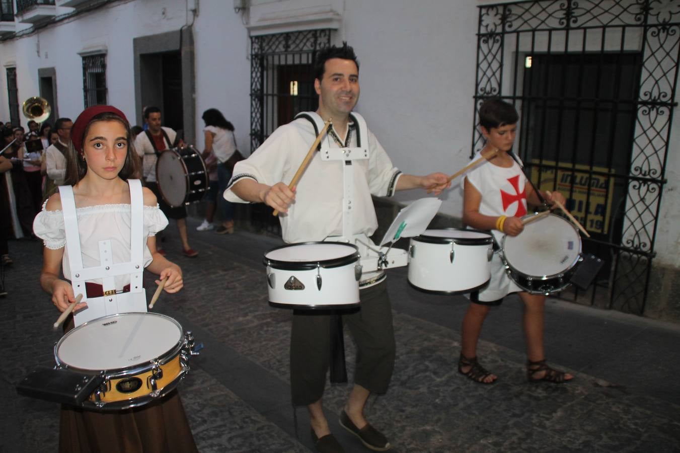 La participación popular fue nuevo protagonista del desfile teatralizado que anoche inauguró el grueso de la programación del XVI Festival Templario, invitando a propios y visitantes a revivir un pasado de leyenda, concretamente el siglo en el que La Orden del Temple marcó la vida de esta ciudad, en la que tuvo una de sus principales Encomiendas, siendo además el último reducto de Los Templarios en los reinos de España.La Asociación juvenil y cultural 'La Trouppe' estuvo al frente de la coordinación de dicho desfile que llenó de ambiente y animación las calles y plazas del centro histórico de Jerez de los Caballeros, llenas de público y engalanadas para la ocasión con pendones con la cruz templaria y otros elementos referentes a la cultura árabe que dejó su impronta en aquella época. Destacó la participación de más de 60 niñas que pusieron alegría con sus bailes a este pasacalle, junto a personajes fantásticos en zancos, la melodía de la Asociación Musical de Jerez de los Caballeros y la participación de asociaciones, como la del Belén 'Santa Ángela', Euexia Rural, además de los caballeros del campamento medieval a cargo de Cabalbur y de manera especial, la implicación de numerosos vecinos de todas las edades que desfilaron ataviados con indumentaria de la época dando vida a esta celebración.
