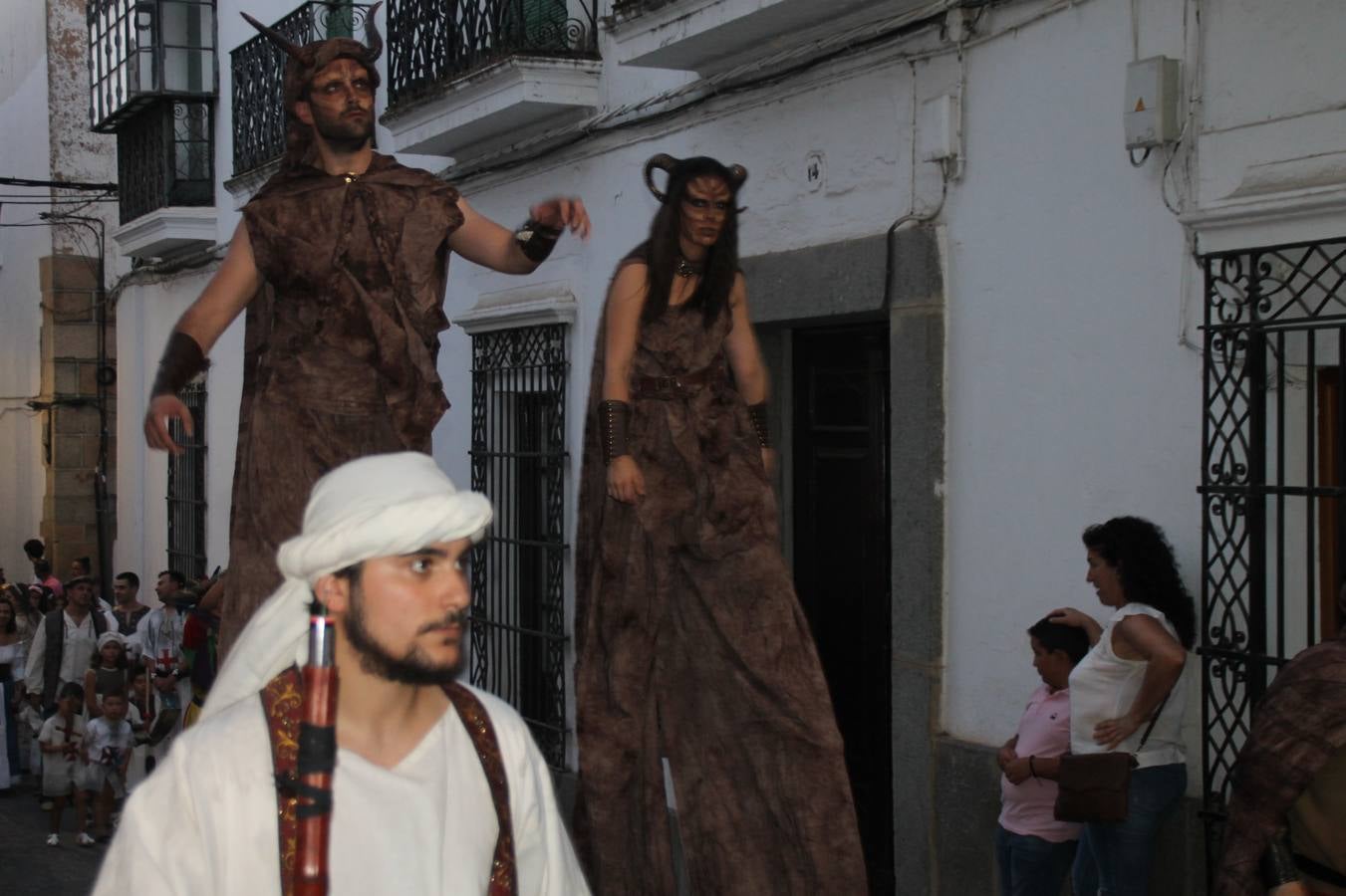 La participación popular fue nuevo protagonista del desfile teatralizado que anoche inauguró el grueso de la programación del XVI Festival Templario, invitando a propios y visitantes a revivir un pasado de leyenda, concretamente el siglo en el que La Orden del Temple marcó la vida de esta ciudad, en la que tuvo una de sus principales Encomiendas, siendo además el último reducto de Los Templarios en los reinos de España.La Asociación juvenil y cultural 'La Trouppe' estuvo al frente de la coordinación de dicho desfile que llenó de ambiente y animación las calles y plazas del centro histórico de Jerez de los Caballeros, llenas de público y engalanadas para la ocasión con pendones con la cruz templaria y otros elementos referentes a la cultura árabe que dejó su impronta en aquella época. Destacó la participación de más de 60 niñas que pusieron alegría con sus bailes a este pasacalle, junto a personajes fantásticos en zancos, la melodía de la Asociación Musical de Jerez de los Caballeros y la participación de asociaciones, como la del Belén 'Santa Ángela', Euexia Rural, además de los caballeros del campamento medieval a cargo de Cabalbur y de manera especial, la implicación de numerosos vecinos de todas las edades que desfilaron ataviados con indumentaria de la época dando vida a esta celebración.