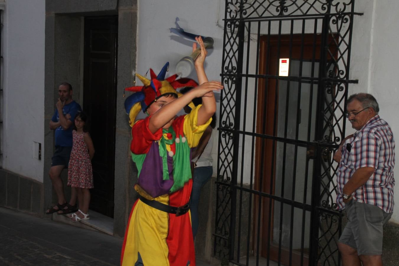La participación popular fue nuevo protagonista del desfile teatralizado que anoche inauguró el grueso de la programación del XVI Festival Templario, invitando a propios y visitantes a revivir un pasado de leyenda, concretamente el siglo en el que La Orden del Temple marcó la vida de esta ciudad, en la que tuvo una de sus principales Encomiendas, siendo además el último reducto de Los Templarios en los reinos de España.La Asociación juvenil y cultural 'La Trouppe' estuvo al frente de la coordinación de dicho desfile que llenó de ambiente y animación las calles y plazas del centro histórico de Jerez de los Caballeros, llenas de público y engalanadas para la ocasión con pendones con la cruz templaria y otros elementos referentes a la cultura árabe que dejó su impronta en aquella época. Destacó la participación de más de 60 niñas que pusieron alegría con sus bailes a este pasacalle, junto a personajes fantásticos en zancos, la melodía de la Asociación Musical de Jerez de los Caballeros y la participación de asociaciones, como la del Belén 'Santa Ángela', Euexia Rural, además de los caballeros del campamento medieval a cargo de Cabalbur y de manera especial, la implicación de numerosos vecinos de todas las edades que desfilaron ataviados con indumentaria de la época dando vida a esta celebración.