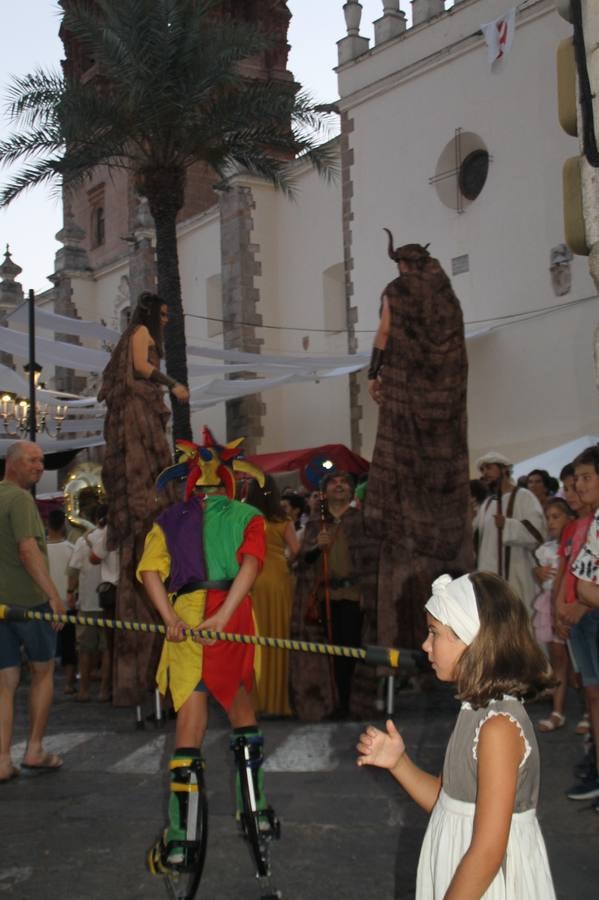 La participación popular fue nuevo protagonista del desfile teatralizado que anoche inauguró el grueso de la programación del XVI Festival Templario, invitando a propios y visitantes a revivir un pasado de leyenda, concretamente el siglo en el que La Orden del Temple marcó la vida de esta ciudad, en la que tuvo una de sus principales Encomiendas, siendo además el último reducto de Los Templarios en los reinos de España.La Asociación juvenil y cultural 'La Trouppe' estuvo al frente de la coordinación de dicho desfile que llenó de ambiente y animación las calles y plazas del centro histórico de Jerez de los Caballeros, llenas de público y engalanadas para la ocasión con pendones con la cruz templaria y otros elementos referentes a la cultura árabe que dejó su impronta en aquella época. Destacó la participación de más de 60 niñas que pusieron alegría con sus bailes a este pasacalle, junto a personajes fantásticos en zancos, la melodía de la Asociación Musical de Jerez de los Caballeros y la participación de asociaciones, como la del Belén 'Santa Ángela', Euexia Rural, además de los caballeros del campamento medieval a cargo de Cabalbur y de manera especial, la implicación de numerosos vecinos de todas las edades que desfilaron ataviados con indumentaria de la época dando vida a esta celebración.