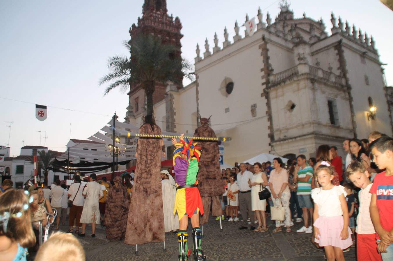 La participación popular fue nuevo protagonista del desfile teatralizado que anoche inauguró el grueso de la programación del XVI Festival Templario, invitando a propios y visitantes a revivir un pasado de leyenda, concretamente el siglo en el que La Orden del Temple marcó la vida de esta ciudad, en la que tuvo una de sus principales Encomiendas, siendo además el último reducto de Los Templarios en los reinos de España.La Asociación juvenil y cultural 'La Trouppe' estuvo al frente de la coordinación de dicho desfile que llenó de ambiente y animación las calles y plazas del centro histórico de Jerez de los Caballeros, llenas de público y engalanadas para la ocasión con pendones con la cruz templaria y otros elementos referentes a la cultura árabe que dejó su impronta en aquella época. Destacó la participación de más de 60 niñas que pusieron alegría con sus bailes a este pasacalle, junto a personajes fantásticos en zancos, la melodía de la Asociación Musical de Jerez de los Caballeros y la participación de asociaciones, como la del Belén 'Santa Ángela', Euexia Rural, además de los caballeros del campamento medieval a cargo de Cabalbur y de manera especial, la implicación de numerosos vecinos de todas las edades que desfilaron ataviados con indumentaria de la época dando vida a esta celebración.