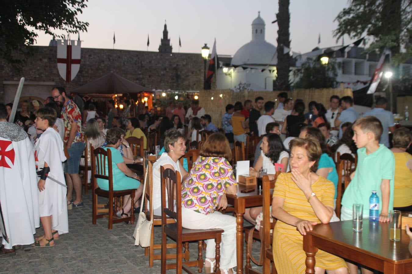 La participación popular fue nuevo protagonista del desfile teatralizado que anoche inauguró el grueso de la programación del XVI Festival Templario, invitando a propios y visitantes a revivir un pasado de leyenda, concretamente el siglo en el que La Orden del Temple marcó la vida de esta ciudad, en la que tuvo una de sus principales Encomiendas, siendo además el último reducto de Los Templarios en los reinos de España.La Asociación juvenil y cultural 'La Trouppe' estuvo al frente de la coordinación de dicho desfile que llenó de ambiente y animación las calles y plazas del centro histórico de Jerez de los Caballeros, llenas de público y engalanadas para la ocasión con pendones con la cruz templaria y otros elementos referentes a la cultura árabe que dejó su impronta en aquella época. Destacó la participación de más de 60 niñas que pusieron alegría con sus bailes a este pasacalle, junto a personajes fantásticos en zancos, la melodía de la Asociación Musical de Jerez de los Caballeros y la participación de asociaciones, como la del Belén 'Santa Ángela', Euexia Rural, además de los caballeros del campamento medieval a cargo de Cabalbur y de manera especial, la implicación de numerosos vecinos de todas las edades que desfilaron ataviados con indumentaria de la época dando vida a esta celebración.