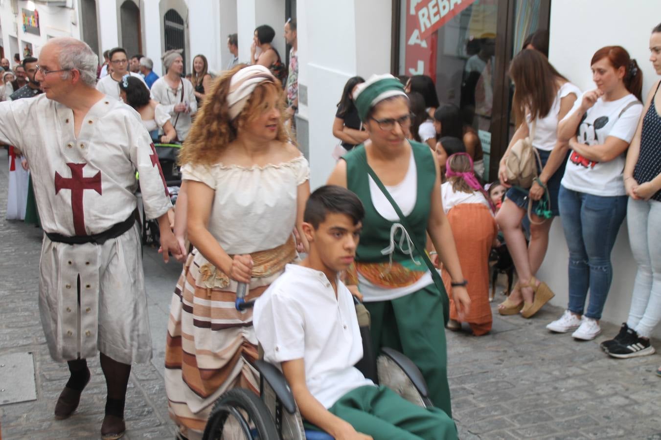 La participación popular fue nuevo protagonista del desfile teatralizado que anoche inauguró el grueso de la programación del XVI Festival Templario, invitando a propios y visitantes a revivir un pasado de leyenda, concretamente el siglo en el que La Orden del Temple marcó la vida de esta ciudad, en la que tuvo una de sus principales Encomiendas, siendo además el último reducto de Los Templarios en los reinos de España.La Asociación juvenil y cultural 'La Trouppe' estuvo al frente de la coordinación de dicho desfile que llenó de ambiente y animación las calles y plazas del centro histórico de Jerez de los Caballeros, llenas de público y engalanadas para la ocasión con pendones con la cruz templaria y otros elementos referentes a la cultura árabe que dejó su impronta en aquella época. Destacó la participación de más de 60 niñas que pusieron alegría con sus bailes a este pasacalle, junto a personajes fantásticos en zancos, la melodía de la Asociación Musical de Jerez de los Caballeros y la participación de asociaciones, como la del Belén 'Santa Ángela', Euexia Rural, además de los caballeros del campamento medieval a cargo de Cabalbur y de manera especial, la implicación de numerosos vecinos de todas las edades que desfilaron ataviados con indumentaria de la época dando vida a esta celebración.