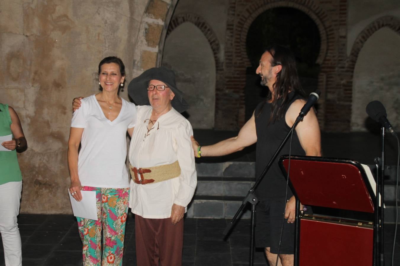 La participación popular fue nuevo protagonista del desfile teatralizado que anoche inauguró el grueso de la programación del XVI Festival Templario, invitando a propios y visitantes a revivir un pasado de leyenda, concretamente el siglo en el que La Orden del Temple marcó la vida de esta ciudad, en la que tuvo una de sus principales Encomiendas, siendo además el último reducto de Los Templarios en los reinos de España.La Asociación juvenil y cultural 'La Trouppe' estuvo al frente de la coordinación de dicho desfile que llenó de ambiente y animación las calles y plazas del centro histórico de Jerez de los Caballeros, llenas de público y engalanadas para la ocasión con pendones con la cruz templaria y otros elementos referentes a la cultura árabe que dejó su impronta en aquella época. Destacó la participación de más de 60 niñas que pusieron alegría con sus bailes a este pasacalle, junto a personajes fantásticos en zancos, la melodía de la Asociación Musical de Jerez de los Caballeros y la participación de asociaciones, como la del Belén 'Santa Ángela', Euexia Rural, además de los caballeros del campamento medieval a cargo de Cabalbur y de manera especial, la implicación de numerosos vecinos de todas las edades que desfilaron ataviados con indumentaria de la época dando vida a esta celebración.