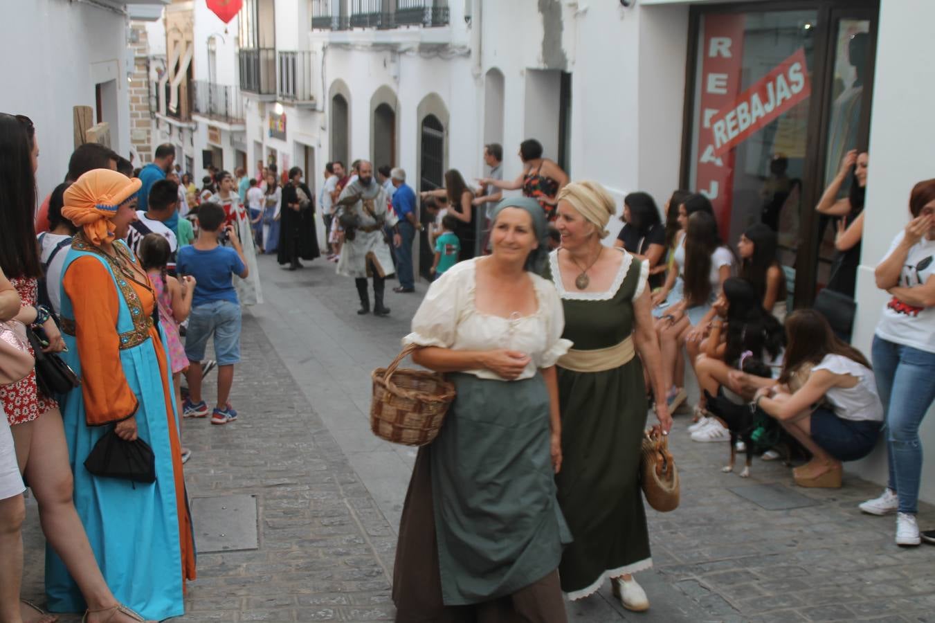 La participación popular fue nuevo protagonista del desfile teatralizado que anoche inauguró el grueso de la programación del XVI Festival Templario, invitando a propios y visitantes a revivir un pasado de leyenda, concretamente el siglo en el que La Orden del Temple marcó la vida de esta ciudad, en la que tuvo una de sus principales Encomiendas, siendo además el último reducto de Los Templarios en los reinos de España.La Asociación juvenil y cultural 'La Trouppe' estuvo al frente de la coordinación de dicho desfile que llenó de ambiente y animación las calles y plazas del centro histórico de Jerez de los Caballeros, llenas de público y engalanadas para la ocasión con pendones con la cruz templaria y otros elementos referentes a la cultura árabe que dejó su impronta en aquella época. Destacó la participación de más de 60 niñas que pusieron alegría con sus bailes a este pasacalle, junto a personajes fantásticos en zancos, la melodía de la Asociación Musical de Jerez de los Caballeros y la participación de asociaciones, como la del Belén 'Santa Ángela', Euexia Rural, además de los caballeros del campamento medieval a cargo de Cabalbur y de manera especial, la implicación de numerosos vecinos de todas las edades que desfilaron ataviados con indumentaria de la época dando vida a esta celebración.