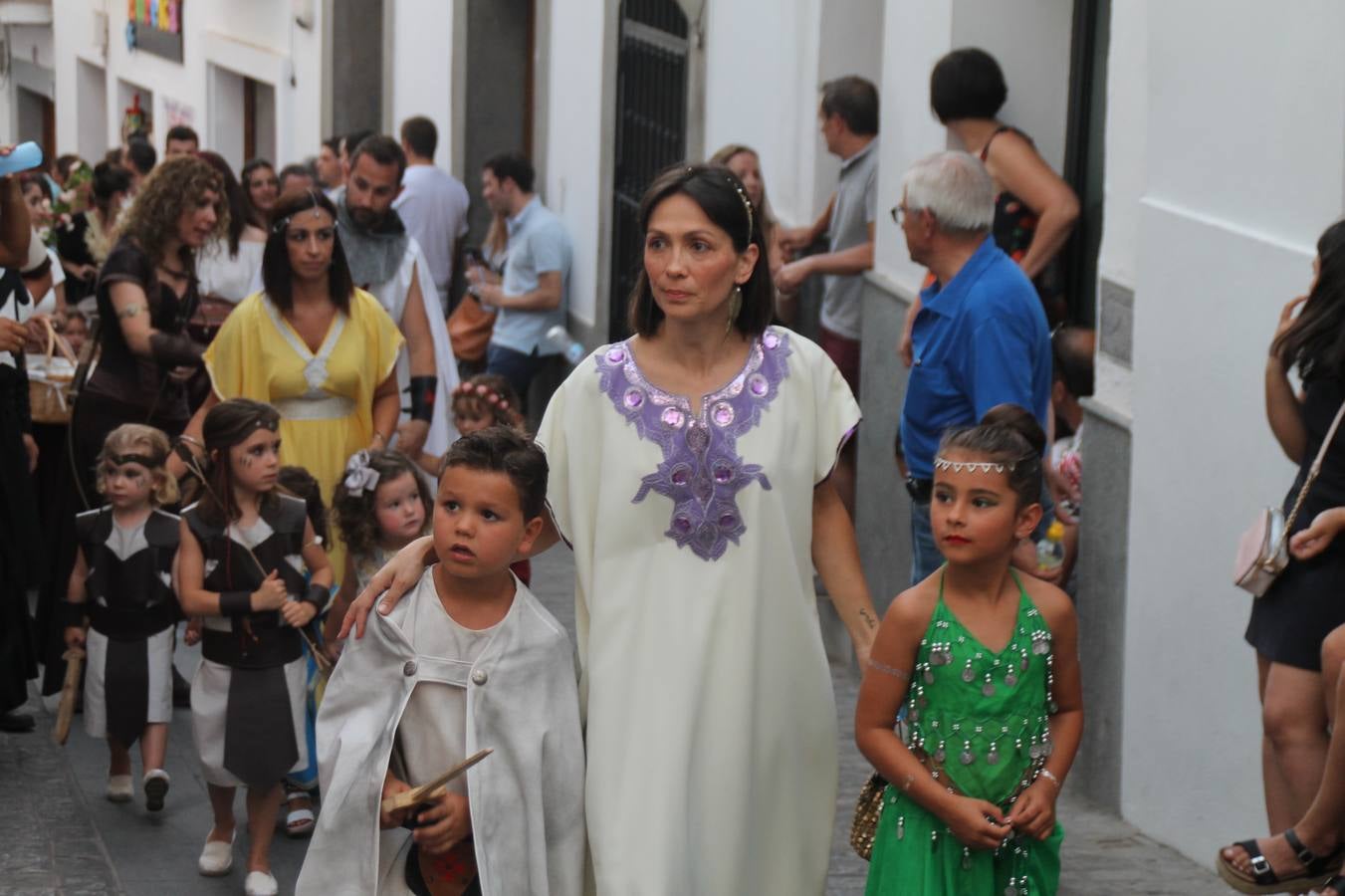 La participación popular fue nuevo protagonista del desfile teatralizado que anoche inauguró el grueso de la programación del XVI Festival Templario, invitando a propios y visitantes a revivir un pasado de leyenda, concretamente el siglo en el que La Orden del Temple marcó la vida de esta ciudad, en la que tuvo una de sus principales Encomiendas, siendo además el último reducto de Los Templarios en los reinos de España.La Asociación juvenil y cultural 'La Trouppe' estuvo al frente de la coordinación de dicho desfile que llenó de ambiente y animación las calles y plazas del centro histórico de Jerez de los Caballeros, llenas de público y engalanadas para la ocasión con pendones con la cruz templaria y otros elementos referentes a la cultura árabe que dejó su impronta en aquella época. Destacó la participación de más de 60 niñas que pusieron alegría con sus bailes a este pasacalle, junto a personajes fantásticos en zancos, la melodía de la Asociación Musical de Jerez de los Caballeros y la participación de asociaciones, como la del Belén 'Santa Ángela', Euexia Rural, además de los caballeros del campamento medieval a cargo de Cabalbur y de manera especial, la implicación de numerosos vecinos de todas las edades que desfilaron ataviados con indumentaria de la época dando vida a esta celebración.