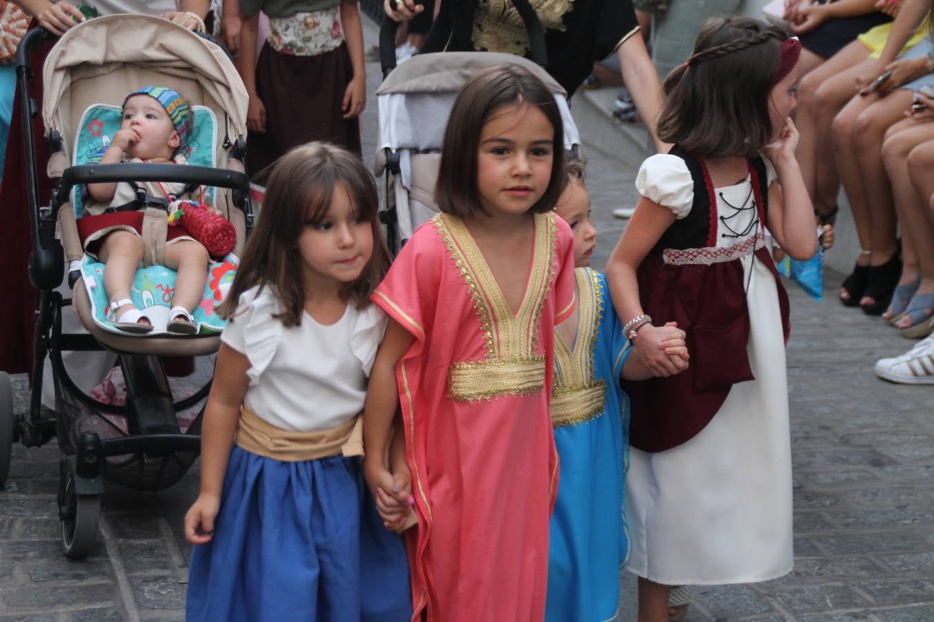 La participación popular fue nuevo protagonista del desfile teatralizado que anoche inauguró el grueso de la programación del XVI Festival Templario, invitando a propios y visitantes a revivir un pasado de leyenda, concretamente el siglo en el que La Orden del Temple marcó la vida de esta ciudad, en la que tuvo una de sus principales Encomiendas, siendo además el último reducto de Los Templarios en los reinos de España.La Asociación juvenil y cultural 'La Trouppe' estuvo al frente de la coordinación de dicho desfile que llenó de ambiente y animación las calles y plazas del centro histórico de Jerez de los Caballeros, llenas de público y engalanadas para la ocasión con pendones con la cruz templaria y otros elementos referentes a la cultura árabe que dejó su impronta en aquella época. Destacó la participación de más de 60 niñas que pusieron alegría con sus bailes a este pasacalle, junto a personajes fantásticos en zancos, la melodía de la Asociación Musical de Jerez de los Caballeros y la participación de asociaciones, como la del Belén 'Santa Ángela', Euexia Rural, además de los caballeros del campamento medieval a cargo de Cabalbur y de manera especial, la implicación de numerosos vecinos de todas las edades que desfilaron ataviados con indumentaria de la época dando vida a esta celebración.