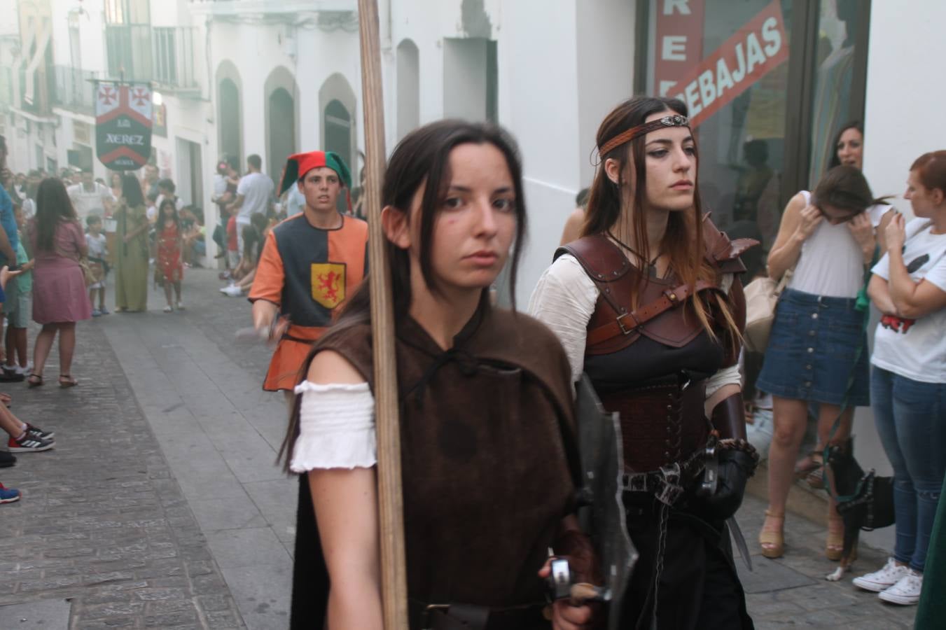 La participación popular fue nuevo protagonista del desfile teatralizado que anoche inauguró el grueso de la programación del XVI Festival Templario, invitando a propios y visitantes a revivir un pasado de leyenda, concretamente el siglo en el que La Orden del Temple marcó la vida de esta ciudad, en la que tuvo una de sus principales Encomiendas, siendo además el último reducto de Los Templarios en los reinos de España.La Asociación juvenil y cultural 'La Trouppe' estuvo al frente de la coordinación de dicho desfile que llenó de ambiente y animación las calles y plazas del centro histórico de Jerez de los Caballeros, llenas de público y engalanadas para la ocasión con pendones con la cruz templaria y otros elementos referentes a la cultura árabe que dejó su impronta en aquella época. Destacó la participación de más de 60 niñas que pusieron alegría con sus bailes a este pasacalle, junto a personajes fantásticos en zancos, la melodía de la Asociación Musical de Jerez de los Caballeros y la participación de asociaciones, como la del Belén 'Santa Ángela', Euexia Rural, además de los caballeros del campamento medieval a cargo de Cabalbur y de manera especial, la implicación de numerosos vecinos de todas las edades que desfilaron ataviados con indumentaria de la época dando vida a esta celebración.
