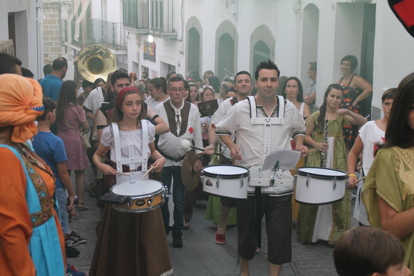 La participación popular fue nuevo protagonista del desfile teatralizado que anoche inauguró el grueso de la programación del XVI Festival Templario, invitando a propios y visitantes a revivir un pasado de leyenda, concretamente el siglo en el que La Orden del Temple marcó la vida de esta ciudad, en la que tuvo una de sus principales Encomiendas, siendo además el último reducto de Los Templarios en los reinos de España.La Asociación juvenil y cultural 'La Trouppe' estuvo al frente de la coordinación de dicho desfile que llenó de ambiente y animación las calles y plazas del centro histórico de Jerez de los Caballeros, llenas de público y engalanadas para la ocasión con pendones con la cruz templaria y otros elementos referentes a la cultura árabe que dejó su impronta en aquella época. Destacó la participación de más de 60 niñas que pusieron alegría con sus bailes a este pasacalle, junto a personajes fantásticos en zancos, la melodía de la Asociación Musical de Jerez de los Caballeros y la participación de asociaciones, como la del Belén 'Santa Ángela', Euexia Rural, además de los caballeros del campamento medieval a cargo de Cabalbur y de manera especial, la implicación de numerosos vecinos de todas las edades que desfilaron ataviados con indumentaria de la época dando vida a esta celebración.