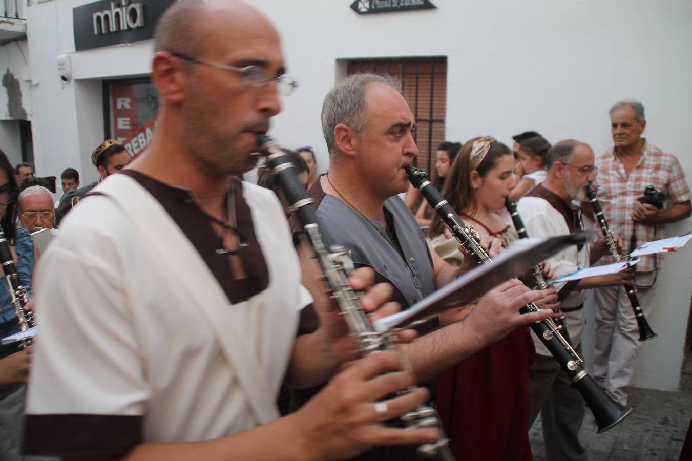 La participación popular fue nuevo protagonista del desfile teatralizado que anoche inauguró el grueso de la programación del XVI Festival Templario, invitando a propios y visitantes a revivir un pasado de leyenda, concretamente el siglo en el que La Orden del Temple marcó la vida de esta ciudad, en la que tuvo una de sus principales Encomiendas, siendo además el último reducto de Los Templarios en los reinos de España.La Asociación juvenil y cultural 'La Trouppe' estuvo al frente de la coordinación de dicho desfile que llenó de ambiente y animación las calles y plazas del centro histórico de Jerez de los Caballeros, llenas de público y engalanadas para la ocasión con pendones con la cruz templaria y otros elementos referentes a la cultura árabe que dejó su impronta en aquella época. Destacó la participación de más de 60 niñas que pusieron alegría con sus bailes a este pasacalle, junto a personajes fantásticos en zancos, la melodía de la Asociación Musical de Jerez de los Caballeros y la participación de asociaciones, como la del Belén 'Santa Ángela', Euexia Rural, además de los caballeros del campamento medieval a cargo de Cabalbur y de manera especial, la implicación de numerosos vecinos de todas las edades que desfilaron ataviados con indumentaria de la época dando vida a esta celebración.
