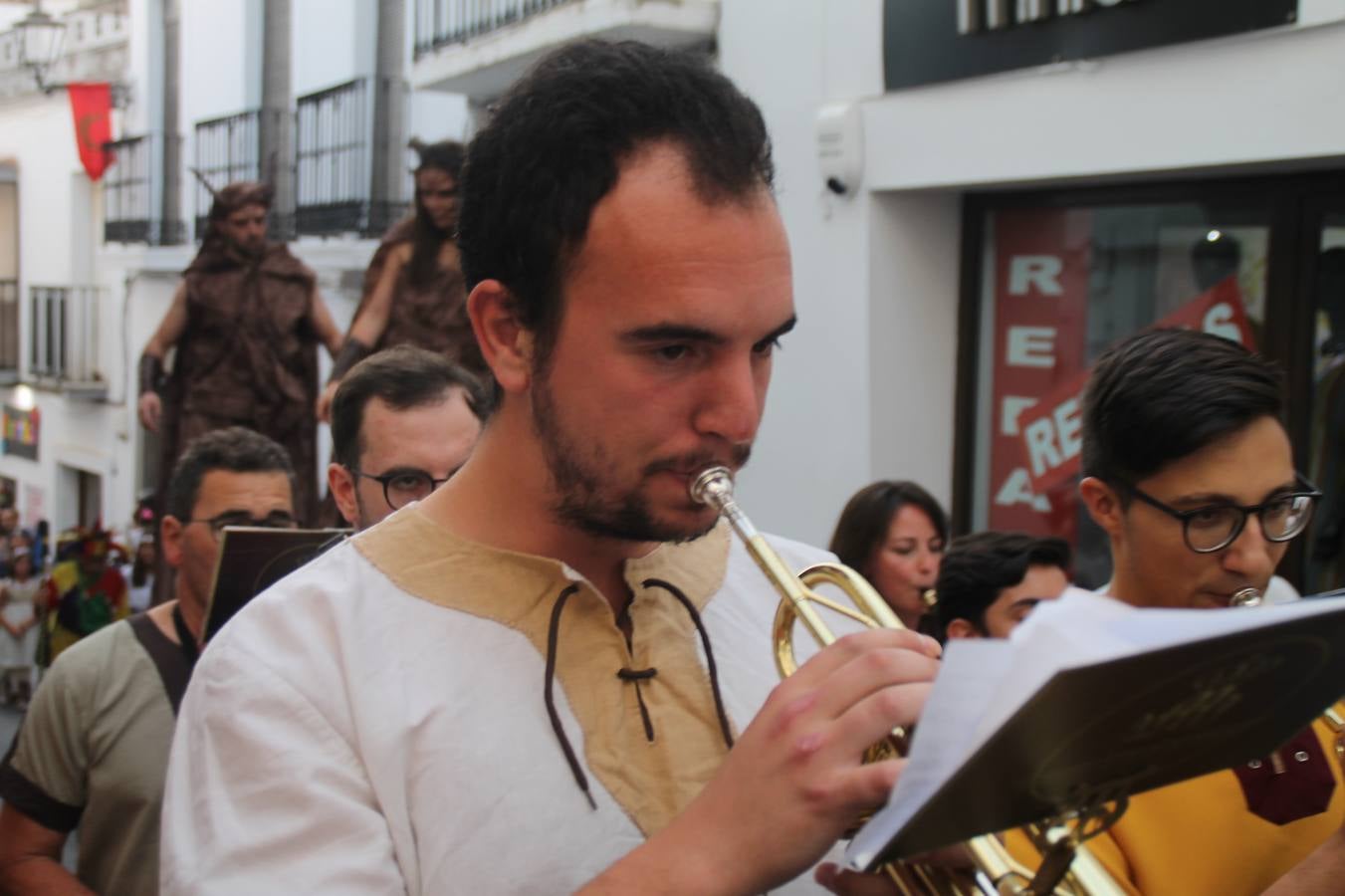 La participación popular fue nuevo protagonista del desfile teatralizado que anoche inauguró el grueso de la programación del XVI Festival Templario, invitando a propios y visitantes a revivir un pasado de leyenda, concretamente el siglo en el que La Orden del Temple marcó la vida de esta ciudad, en la que tuvo una de sus principales Encomiendas, siendo además el último reducto de Los Templarios en los reinos de España.La Asociación juvenil y cultural 'La Trouppe' estuvo al frente de la coordinación de dicho desfile que llenó de ambiente y animación las calles y plazas del centro histórico de Jerez de los Caballeros, llenas de público y engalanadas para la ocasión con pendones con la cruz templaria y otros elementos referentes a la cultura árabe que dejó su impronta en aquella época. Destacó la participación de más de 60 niñas que pusieron alegría con sus bailes a este pasacalle, junto a personajes fantásticos en zancos, la melodía de la Asociación Musical de Jerez de los Caballeros y la participación de asociaciones, como la del Belén 'Santa Ángela', Euexia Rural, además de los caballeros del campamento medieval a cargo de Cabalbur y de manera especial, la implicación de numerosos vecinos de todas las edades que desfilaron ataviados con indumentaria de la época dando vida a esta celebración.