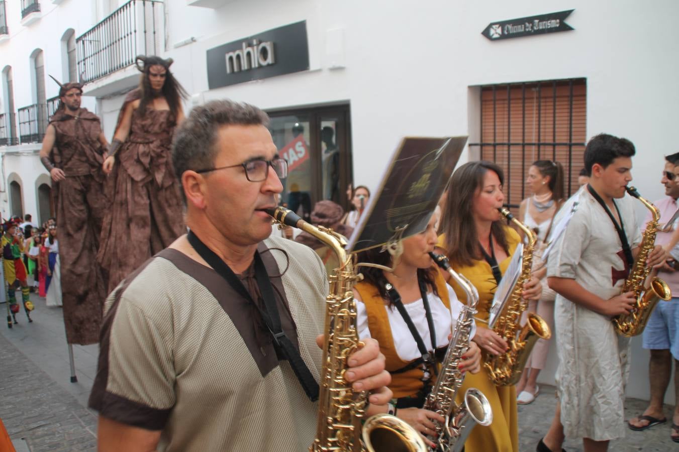 La participación popular fue nuevo protagonista del desfile teatralizado que anoche inauguró el grueso de la programación del XVI Festival Templario, invitando a propios y visitantes a revivir un pasado de leyenda, concretamente el siglo en el que La Orden del Temple marcó la vida de esta ciudad, en la que tuvo una de sus principales Encomiendas, siendo además el último reducto de Los Templarios en los reinos de España.La Asociación juvenil y cultural 'La Trouppe' estuvo al frente de la coordinación de dicho desfile que llenó de ambiente y animación las calles y plazas del centro histórico de Jerez de los Caballeros, llenas de público y engalanadas para la ocasión con pendones con la cruz templaria y otros elementos referentes a la cultura árabe que dejó su impronta en aquella época. Destacó la participación de más de 60 niñas que pusieron alegría con sus bailes a este pasacalle, junto a personajes fantásticos en zancos, la melodía de la Asociación Musical de Jerez de los Caballeros y la participación de asociaciones, como la del Belén 'Santa Ángela', Euexia Rural, además de los caballeros del campamento medieval a cargo de Cabalbur y de manera especial, la implicación de numerosos vecinos de todas las edades que desfilaron ataviados con indumentaria de la época dando vida a esta celebración.