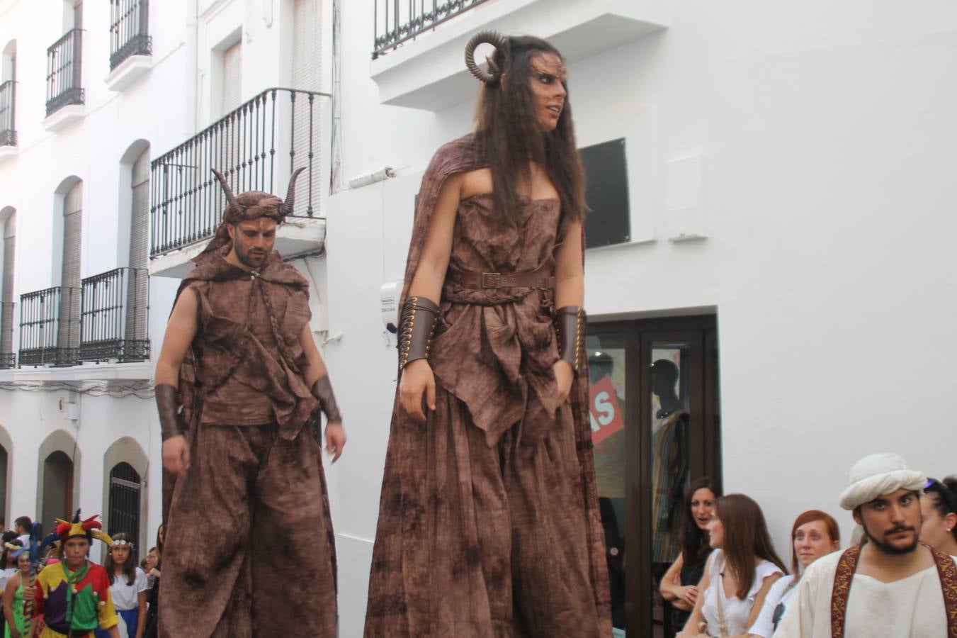 La participación popular fue nuevo protagonista del desfile teatralizado que anoche inauguró el grueso de la programación del XVI Festival Templario, invitando a propios y visitantes a revivir un pasado de leyenda, concretamente el siglo en el que La Orden del Temple marcó la vida de esta ciudad, en la que tuvo una de sus principales Encomiendas, siendo además el último reducto de Los Templarios en los reinos de España.La Asociación juvenil y cultural 'La Trouppe' estuvo al frente de la coordinación de dicho desfile que llenó de ambiente y animación las calles y plazas del centro histórico de Jerez de los Caballeros, llenas de público y engalanadas para la ocasión con pendones con la cruz templaria y otros elementos referentes a la cultura árabe que dejó su impronta en aquella época. Destacó la participación de más de 60 niñas que pusieron alegría con sus bailes a este pasacalle, junto a personajes fantásticos en zancos, la melodía de la Asociación Musical de Jerez de los Caballeros y la participación de asociaciones, como la del Belén 'Santa Ángela', Euexia Rural, además de los caballeros del campamento medieval a cargo de Cabalbur y de manera especial, la implicación de numerosos vecinos de todas las edades que desfilaron ataviados con indumentaria de la época dando vida a esta celebración.