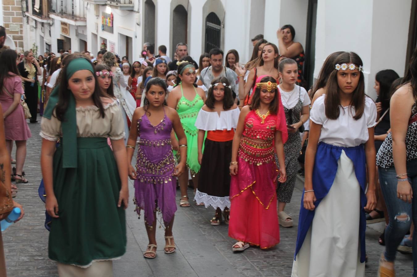 La participación popular fue nuevo protagonista del desfile teatralizado que anoche inauguró el grueso de la programación del XVI Festival Templario, invitando a propios y visitantes a revivir un pasado de leyenda, concretamente el siglo en el que La Orden del Temple marcó la vida de esta ciudad, en la que tuvo una de sus principales Encomiendas, siendo además el último reducto de Los Templarios en los reinos de España.La Asociación juvenil y cultural 'La Trouppe' estuvo al frente de la coordinación de dicho desfile que llenó de ambiente y animación las calles y plazas del centro histórico de Jerez de los Caballeros, llenas de público y engalanadas para la ocasión con pendones con la cruz templaria y otros elementos referentes a la cultura árabe que dejó su impronta en aquella época. Destacó la participación de más de 60 niñas que pusieron alegría con sus bailes a este pasacalle, junto a personajes fantásticos en zancos, la melodía de la Asociación Musical de Jerez de los Caballeros y la participación de asociaciones, como la del Belén 'Santa Ángela', Euexia Rural, además de los caballeros del campamento medieval a cargo de Cabalbur y de manera especial, la implicación de numerosos vecinos de todas las edades que desfilaron ataviados con indumentaria de la época dando vida a esta celebración.